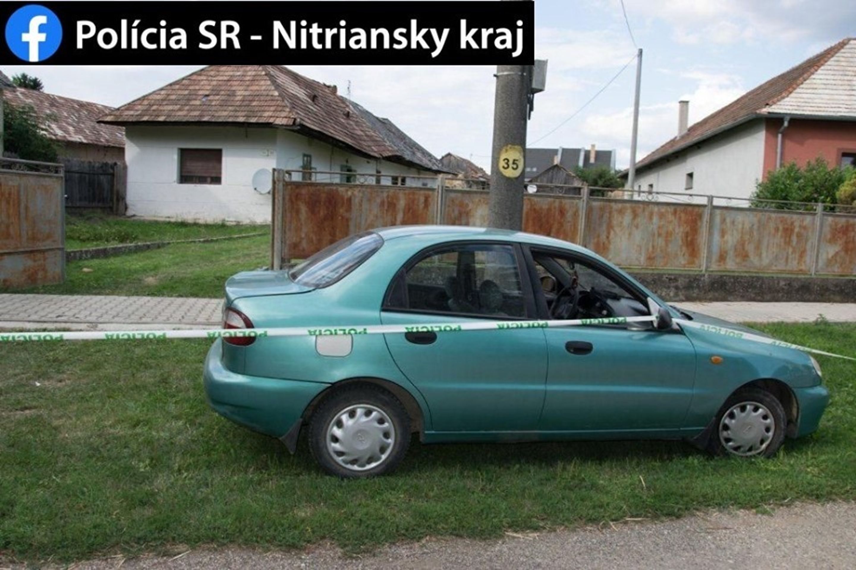 Muž narazil autem do venkovního záchodu, který spadl a usmrtil muže stojícího za ním - 1 - GALERIE: Neštěstí na dvoře rodinného domu (1/9)
