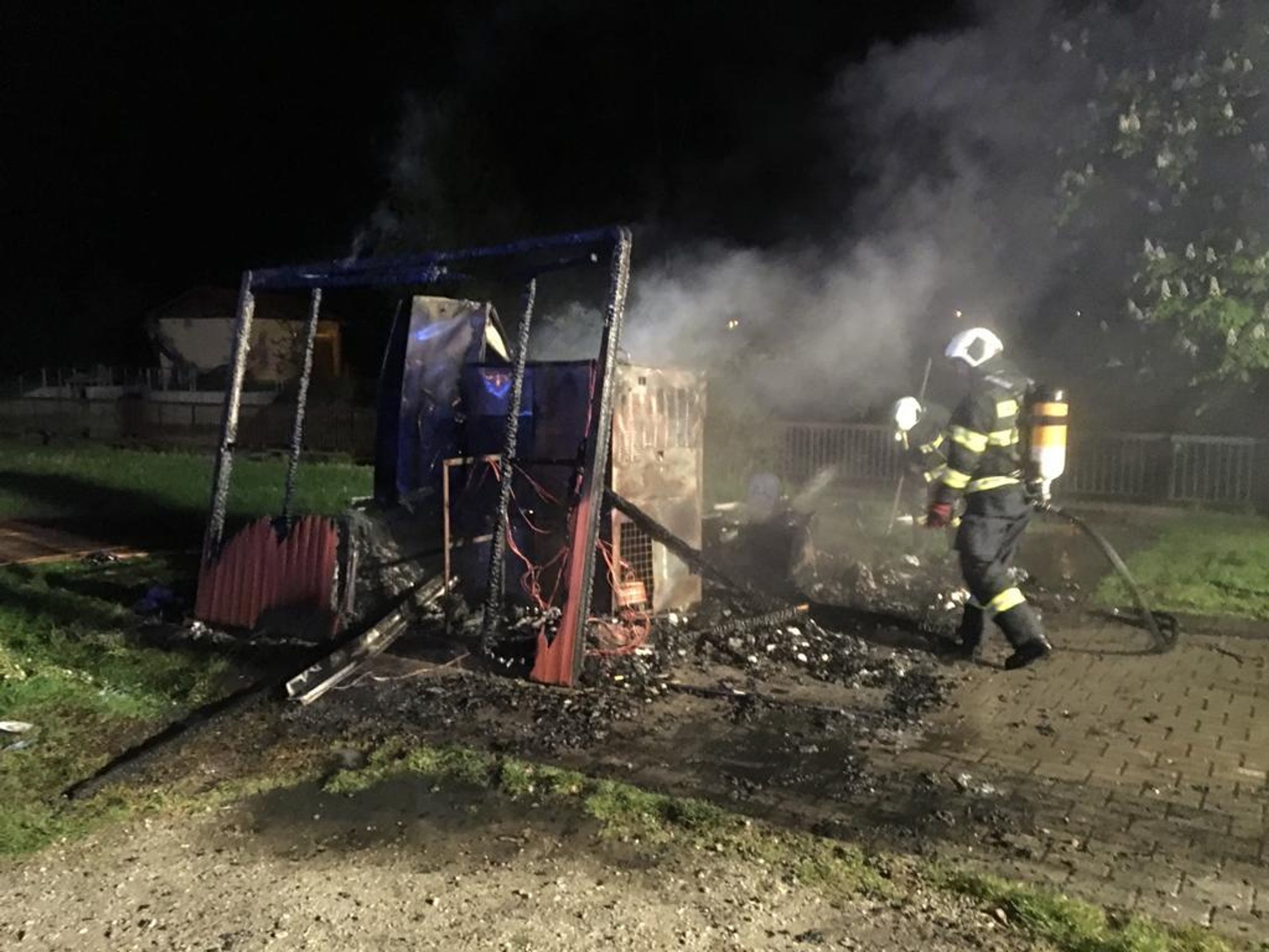 Požár zmrzlinářského stánku v Hluboké nad Vltavou - 1 - GALERIE: Požár zmrzlinářského stánku v Hluboké nad Vltavou (4/4)