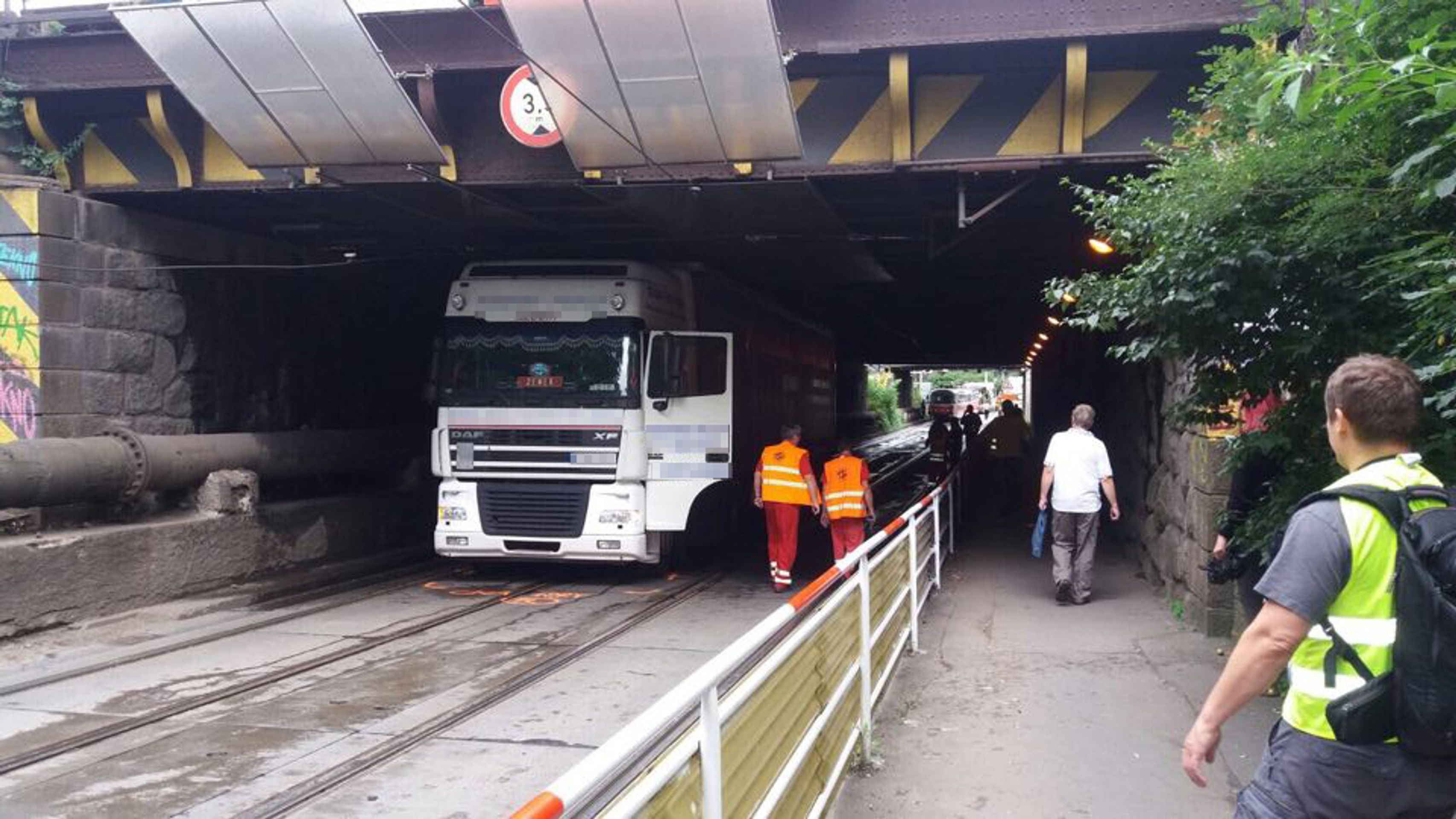 Kamion uvízl pod viaduktem na Zahradním městě - GALERIE: Kamion vjel pod viadukt ve Švehlově ulici (6/6)