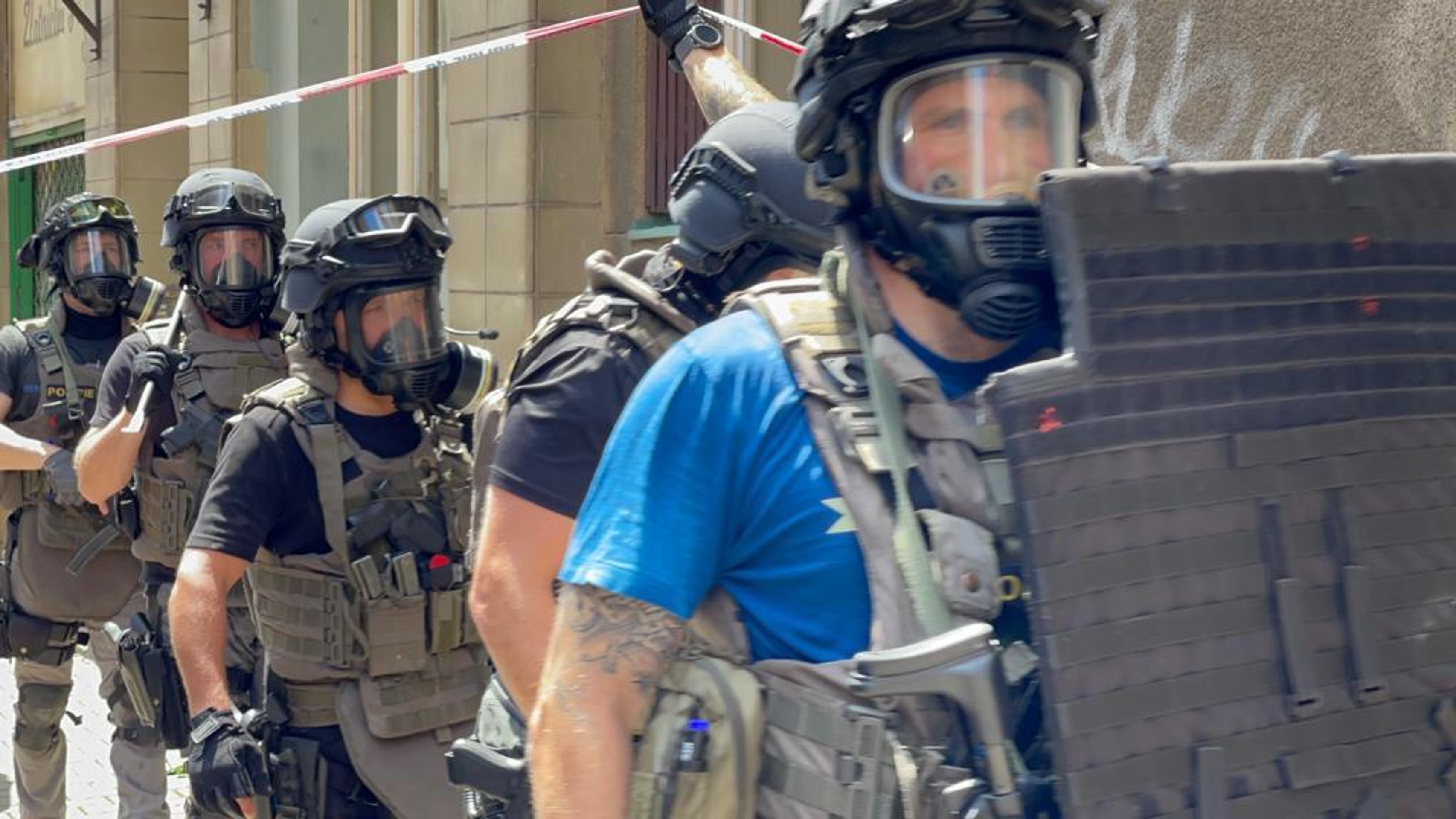 Policisté hledali násilníka, po vstupu do bytu jednoho z nich zranil výbuch - 4 - GALERIE: Policistu v Praze při vstupu do bytu zranil výbuch (6/10)