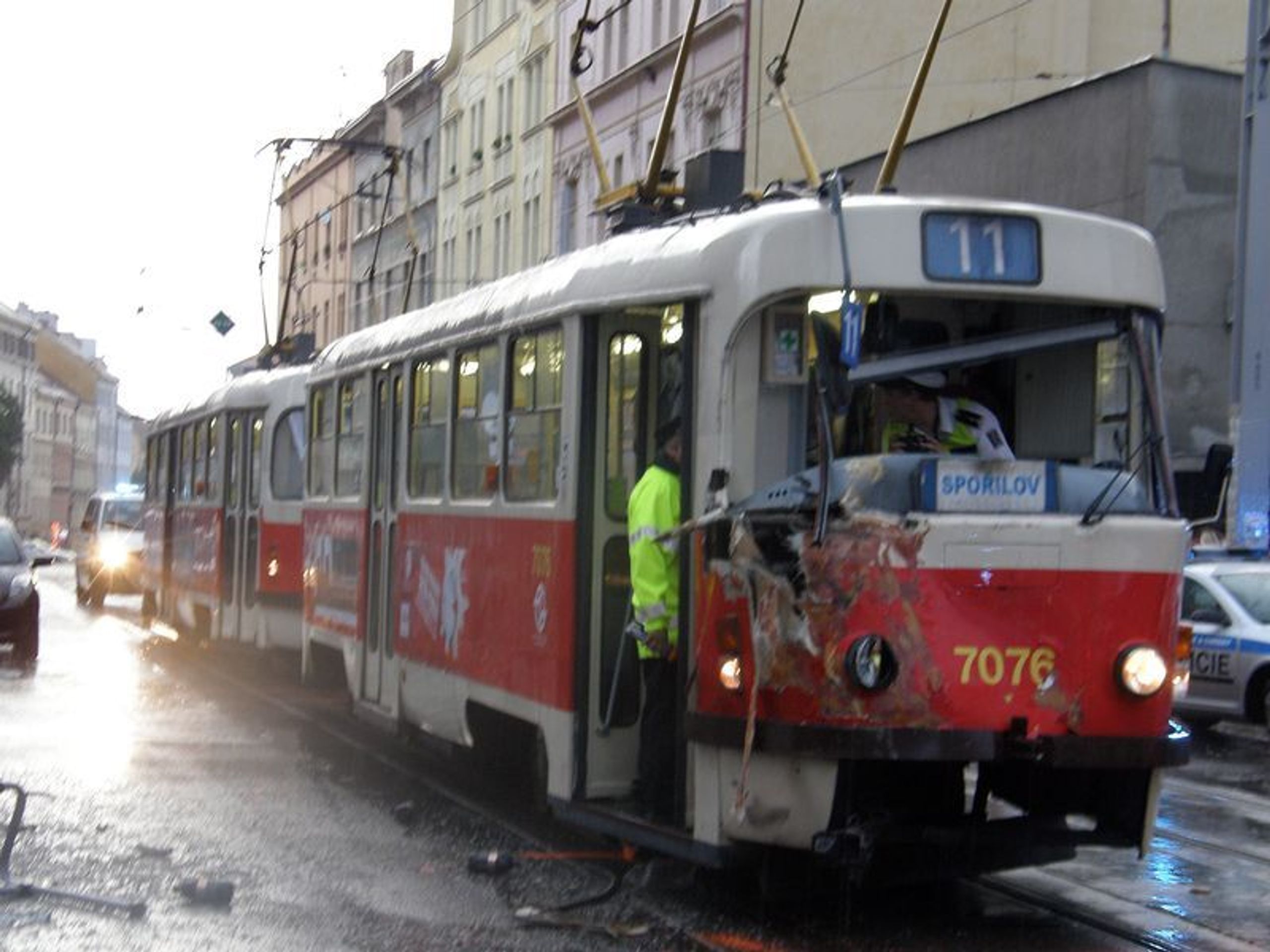 Srážka tramvaje a autobusu v pražských Nuslích - 5 - GALERIE: Srážka tramvaje a autobusu v pražských Nuslích (9/9)