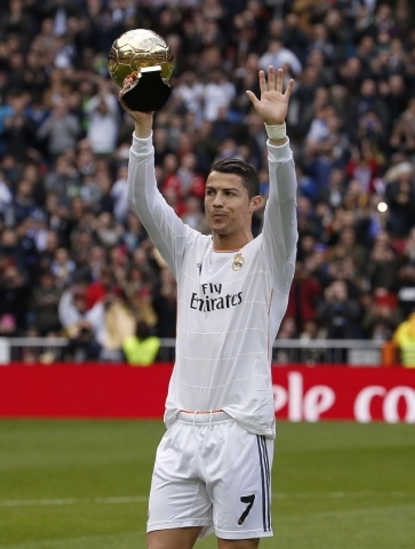 Cristiano Ronaldo ukázal na Santiago Bernabeu Zlatý míč - 1 - GALERIE: Cristiano Ronaldo ukázal na stadionu Zlatý míč (11/12)