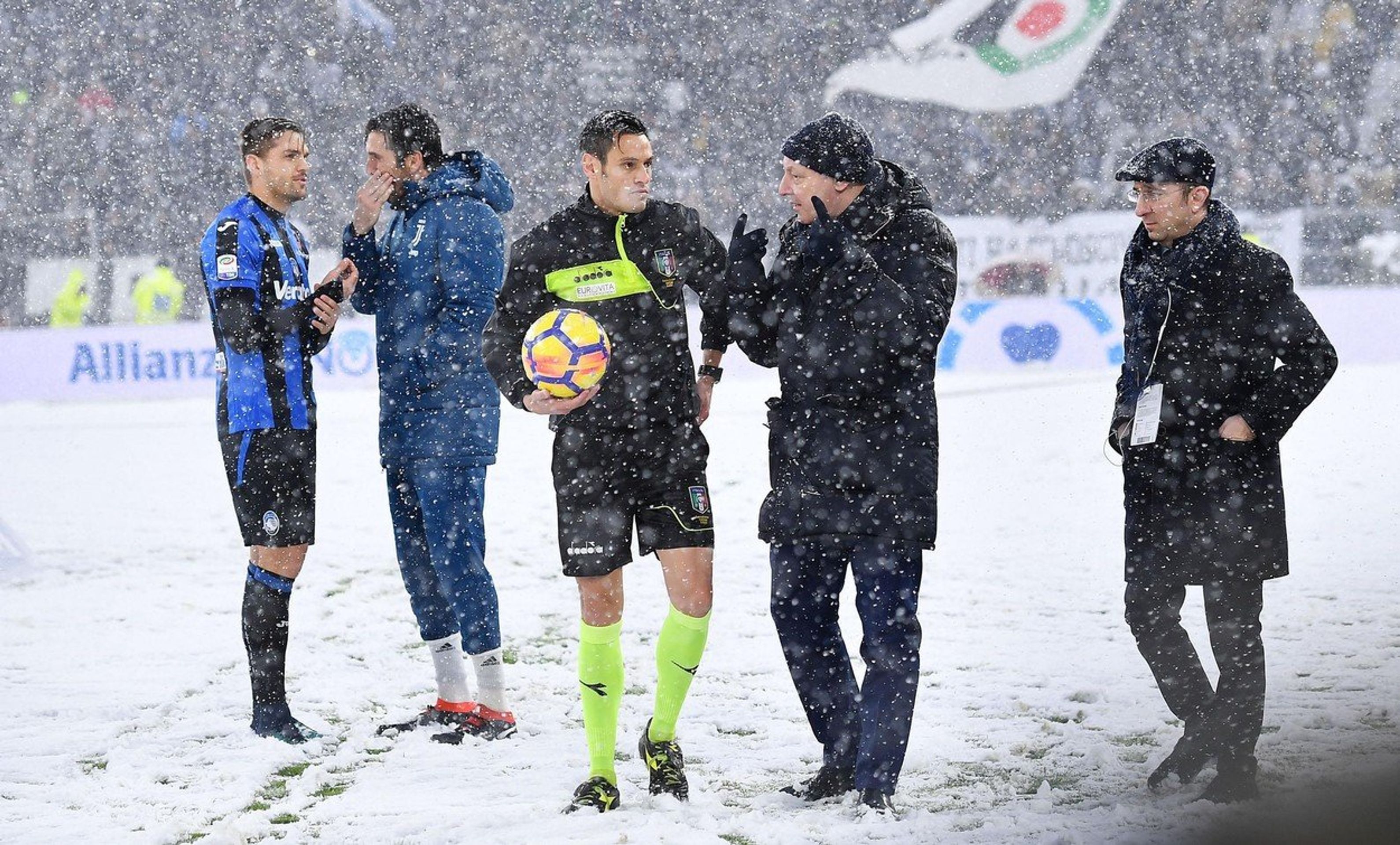 Stadion Juventusu zasypal sníh - GALERIE: Fotbalisty Juventusu zaskočil sníh a mráz a nemohli hrát (2/4)