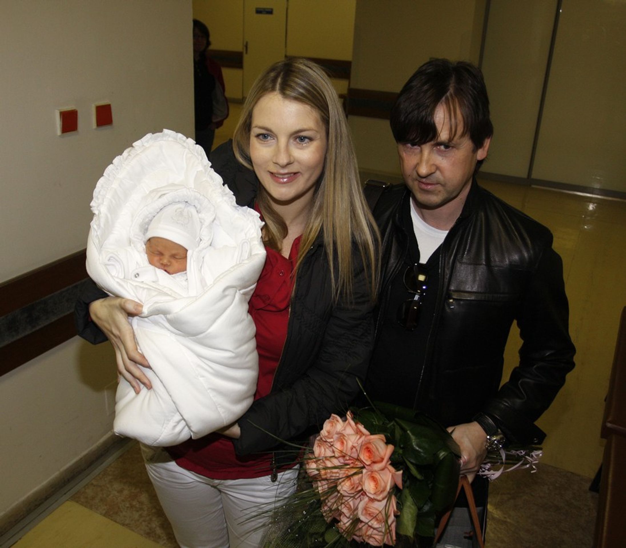 Karla Mráčková opustila porodnici-1 - GALERIE: Karla Mráčková opustila porodnici (1/7)