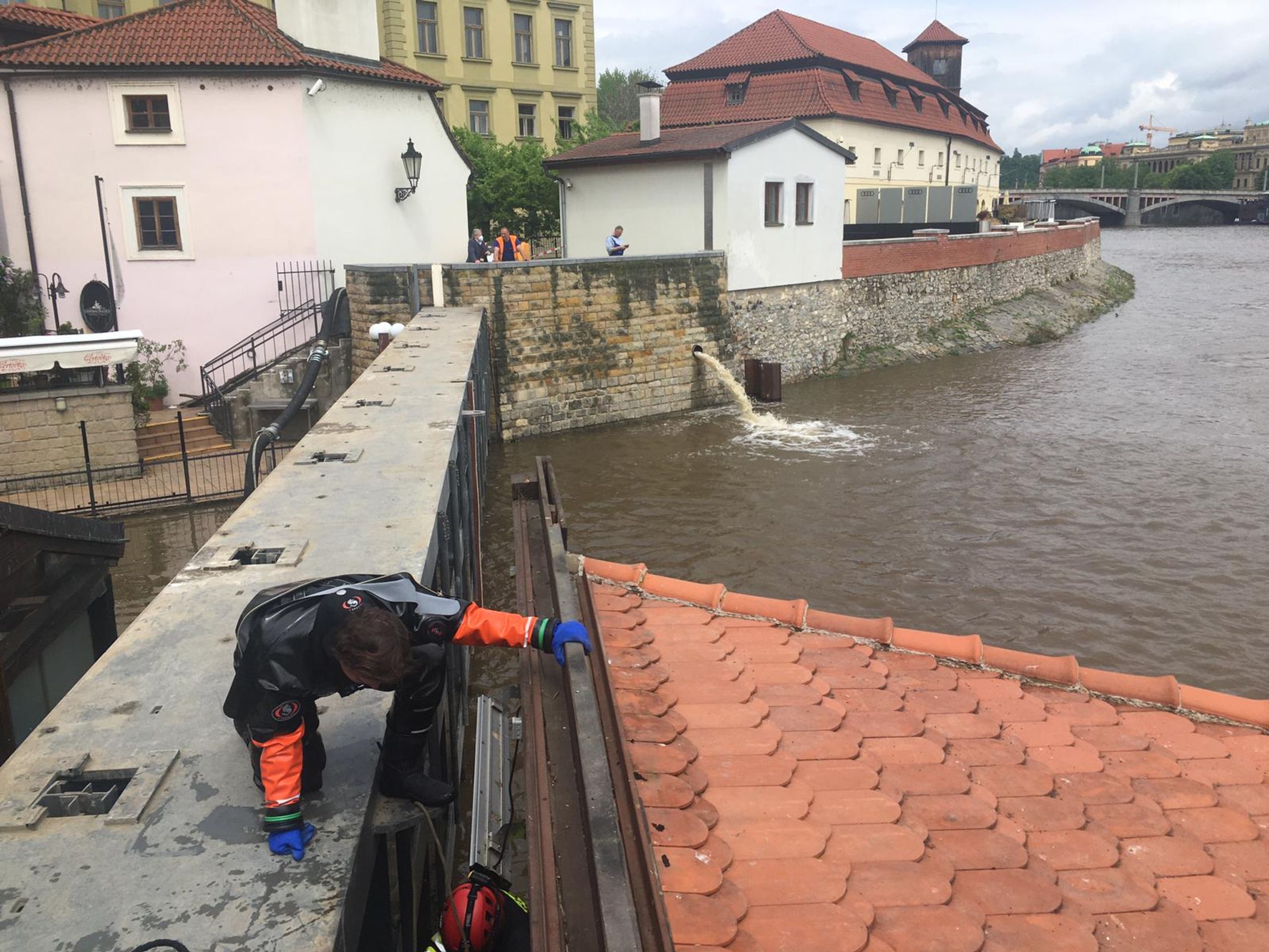 Kontrola stavu uzavřených protipovodňových vrat - GALERIE: Protipovodňová opatření (5/6)