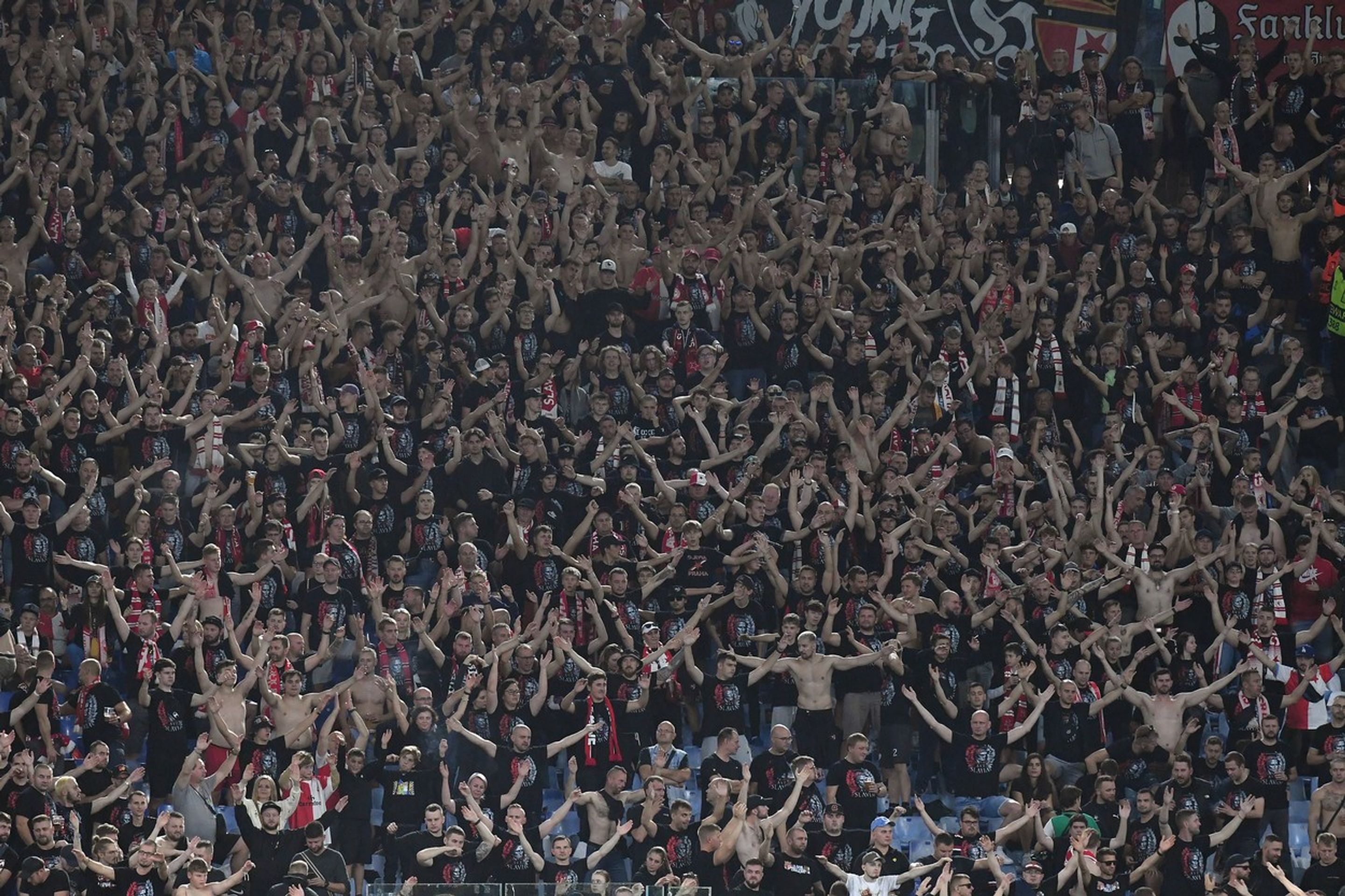 Fanoušci na stadionu během zápasu mezi pražskou Slavií a AS Řím - Fotbalové utkání v Římě (1/4)