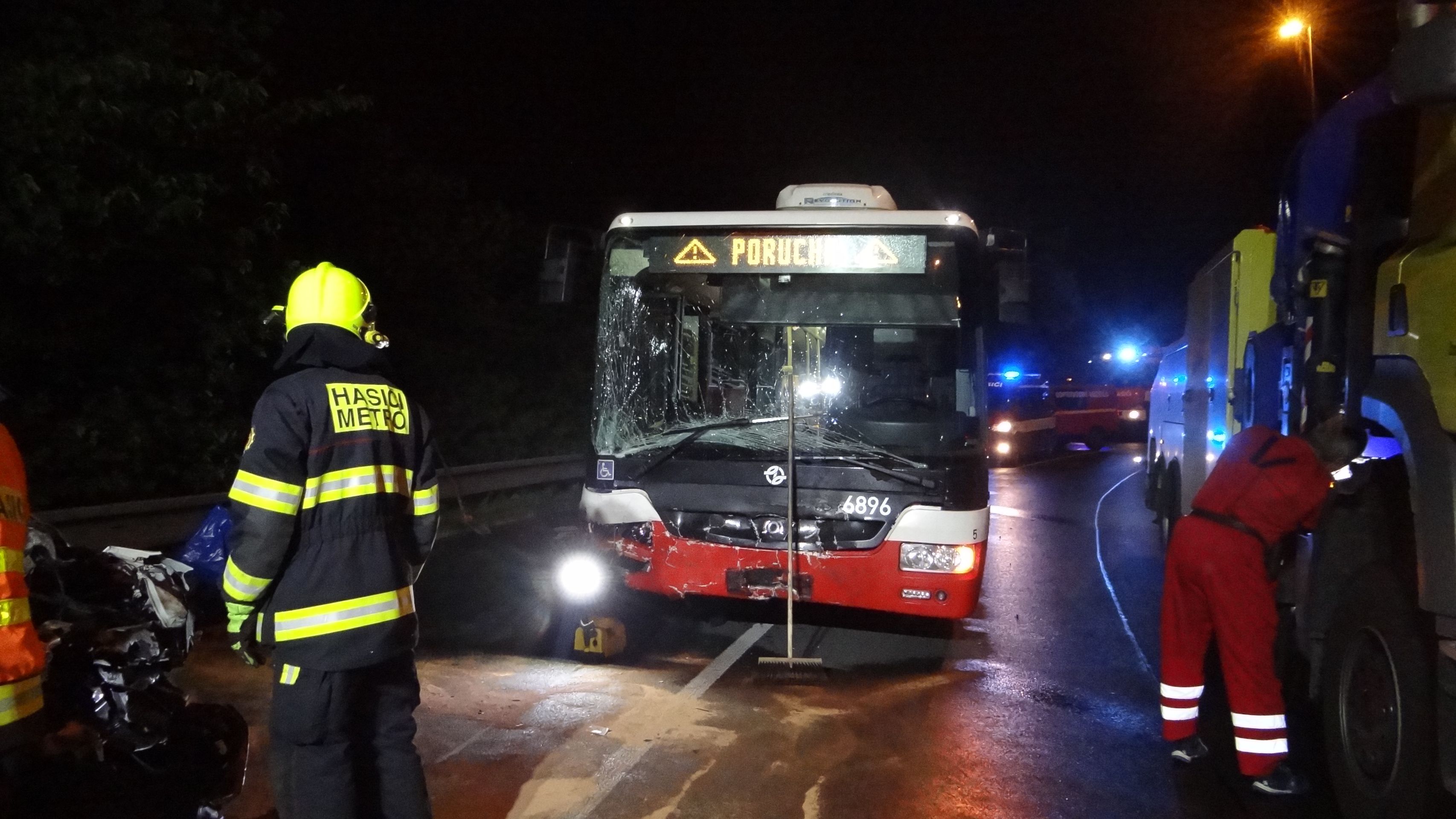 Řidič dodávky zůstal po srážce zaklíněný v kabině - GALERIE: Čelní střet dodávky s autobusem v Praze (4/4)