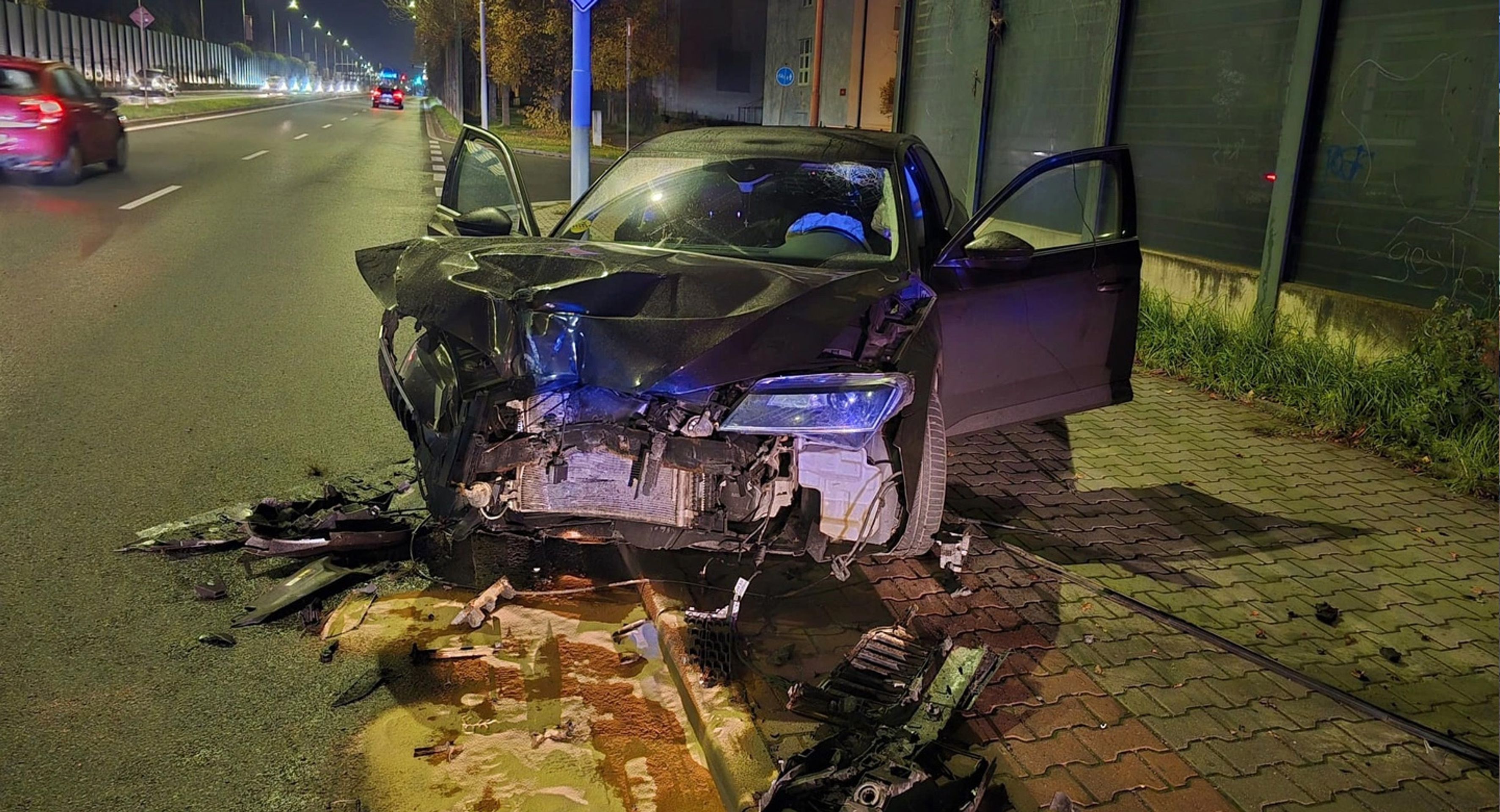 Těžce opilý taxikář naboural do protihlukové bariéry (2) - Pondělní výjezdy kvůli alkoholu (7/8)