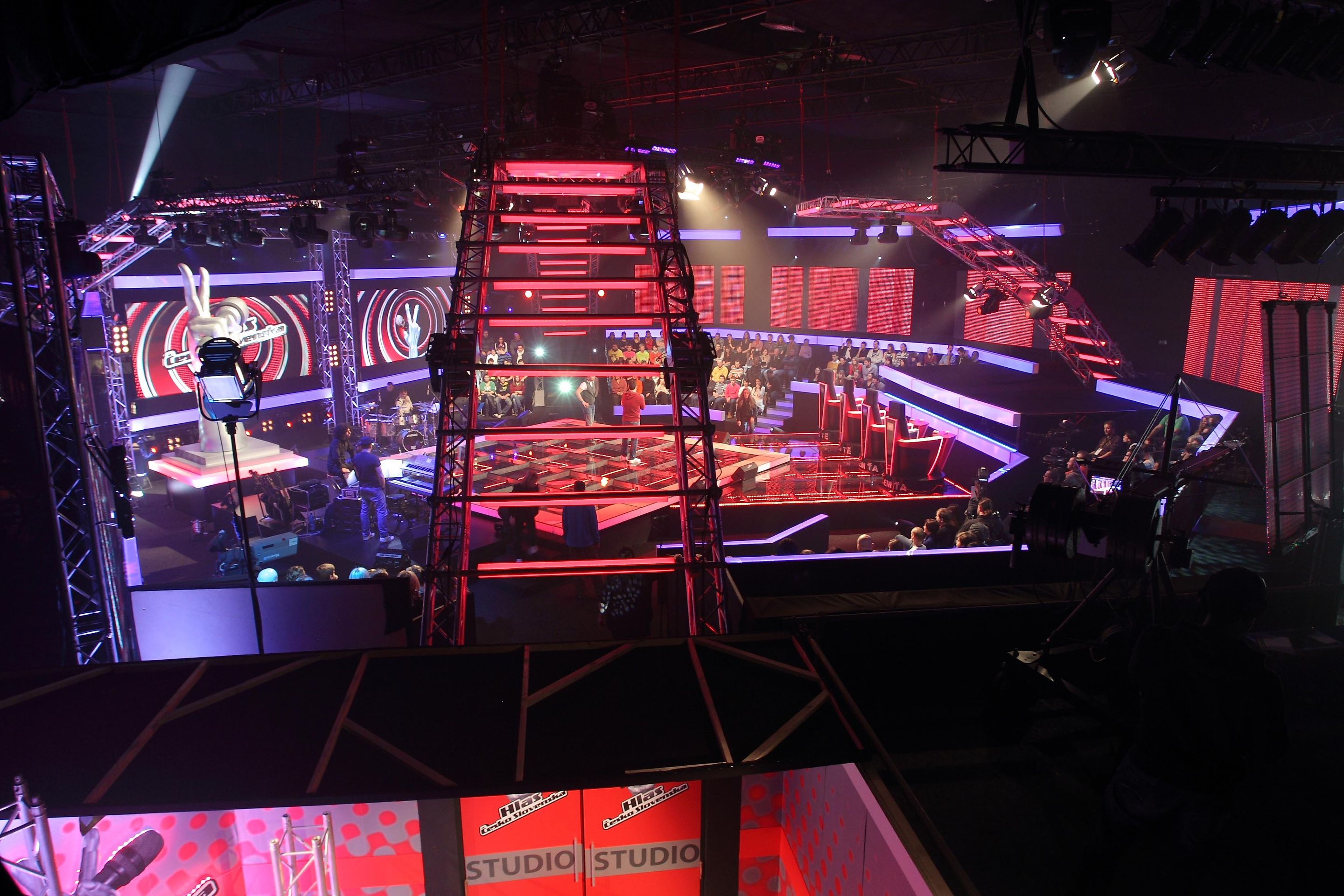 Tento pohled na stage televizní divák neuvidí. Je focen ze speciálního jeřábu. - Galerie: Ochutnávka z Hlasu ČeskoSlovenska (2/8)
