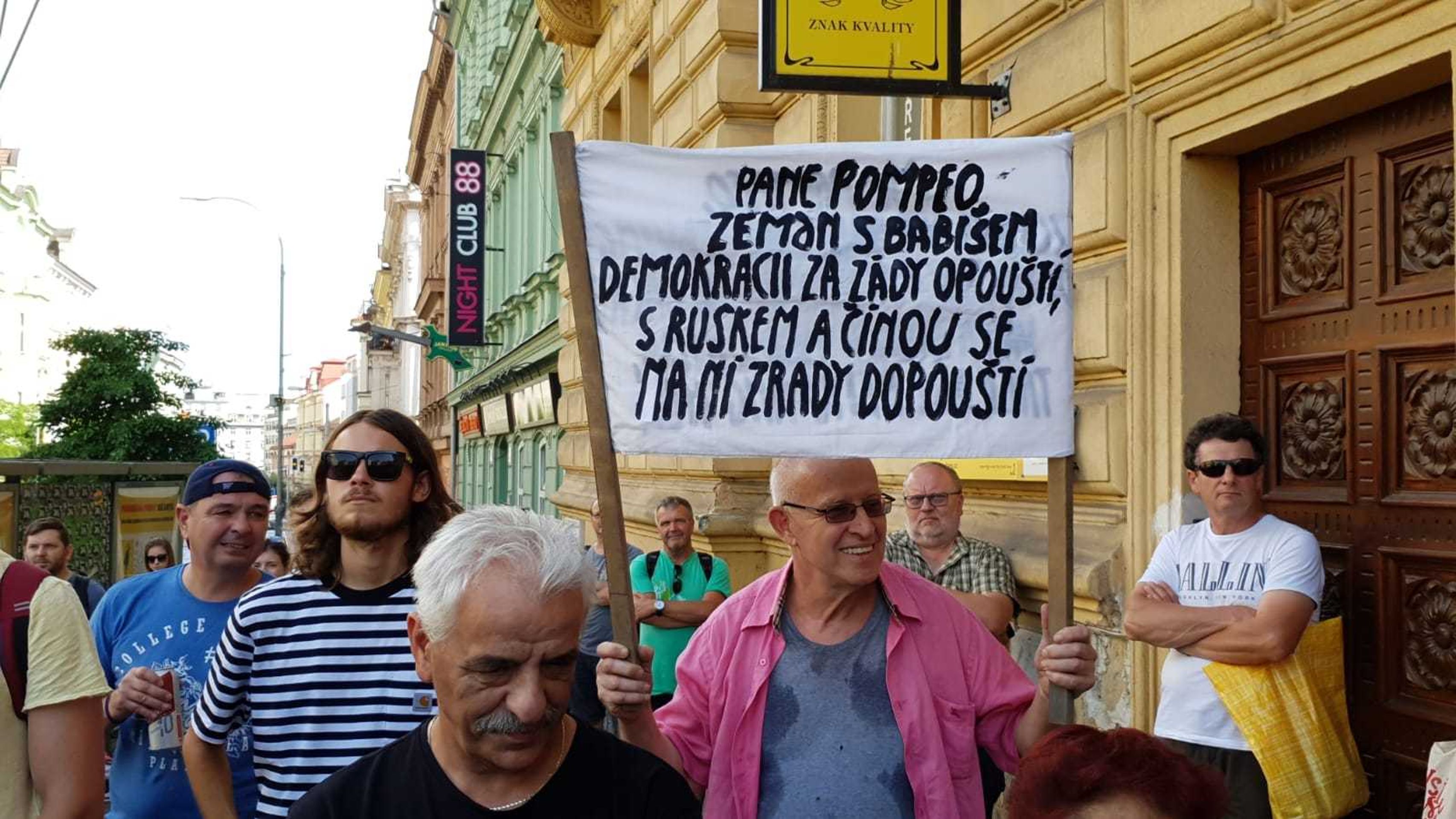 Lidé čekají na ministry Petříčka a Pompea - 1 - GALERIE: Lidé čekají na ministry Petříčka a Pompea (1/3)