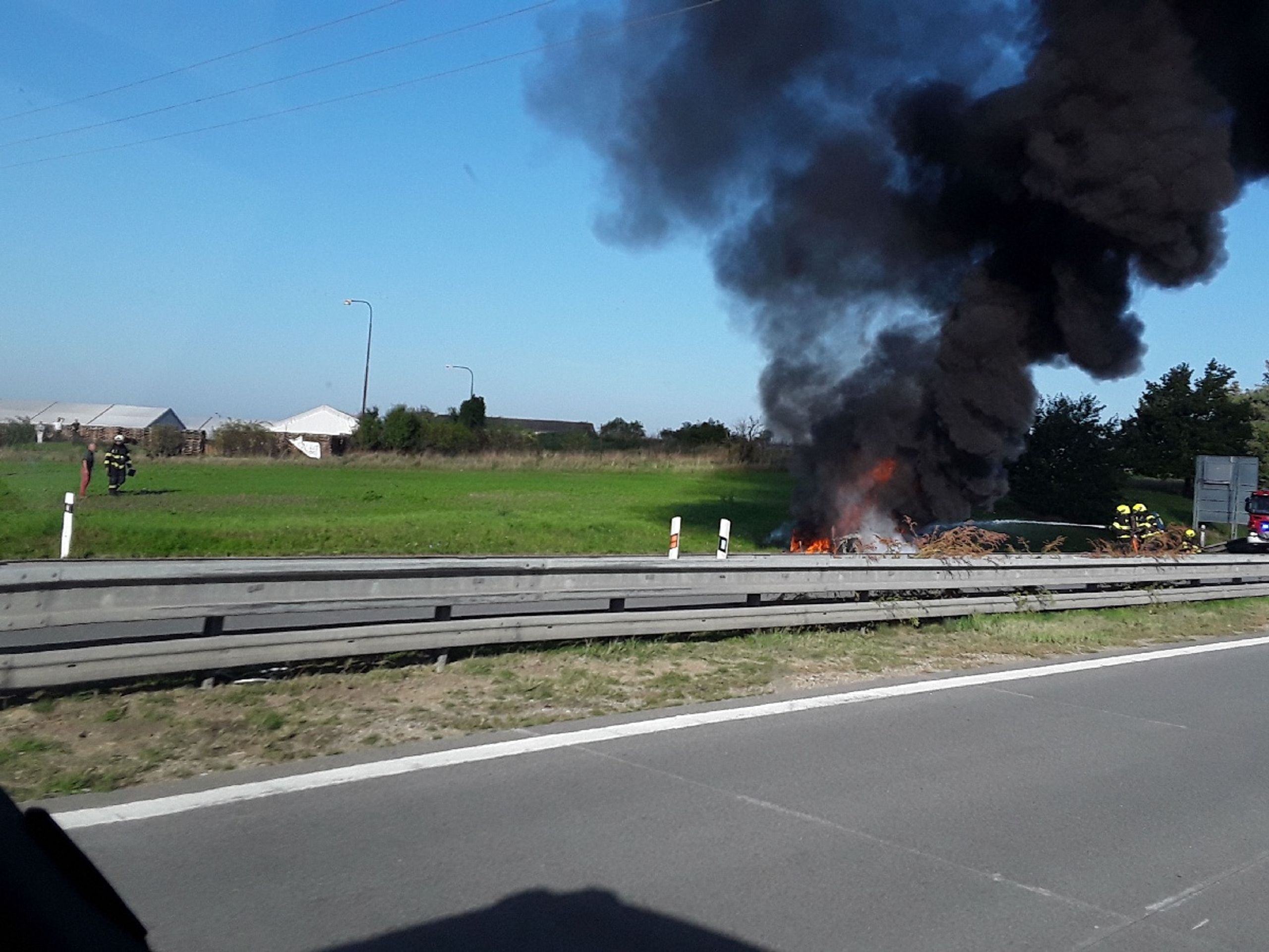 Požár osobního auta zastavil provoz (6) - Požár osobního auta (3/7)