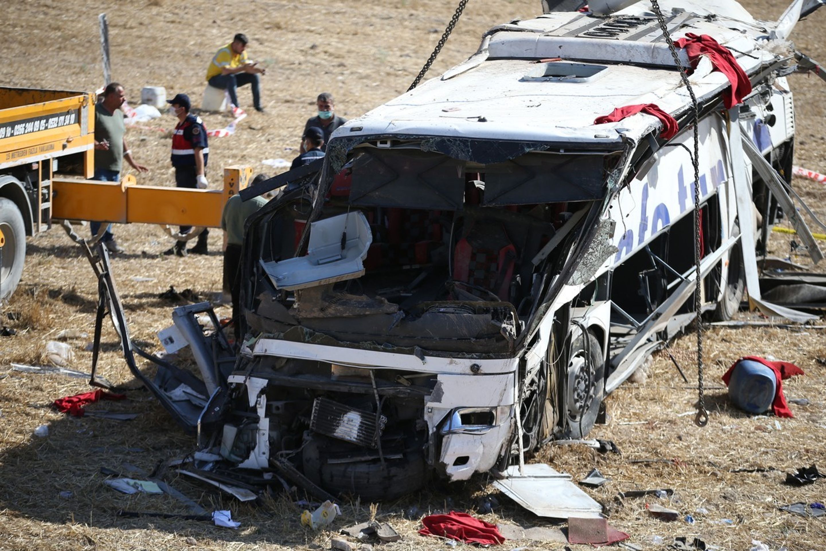 Nehoda autobusu v Turecku s 15 mrtvými a 17 zraněnými - 3 - GALERIE: Nehoda autobusu v Turecku s 15 mrtvými a 17 zraněnými (2/4)