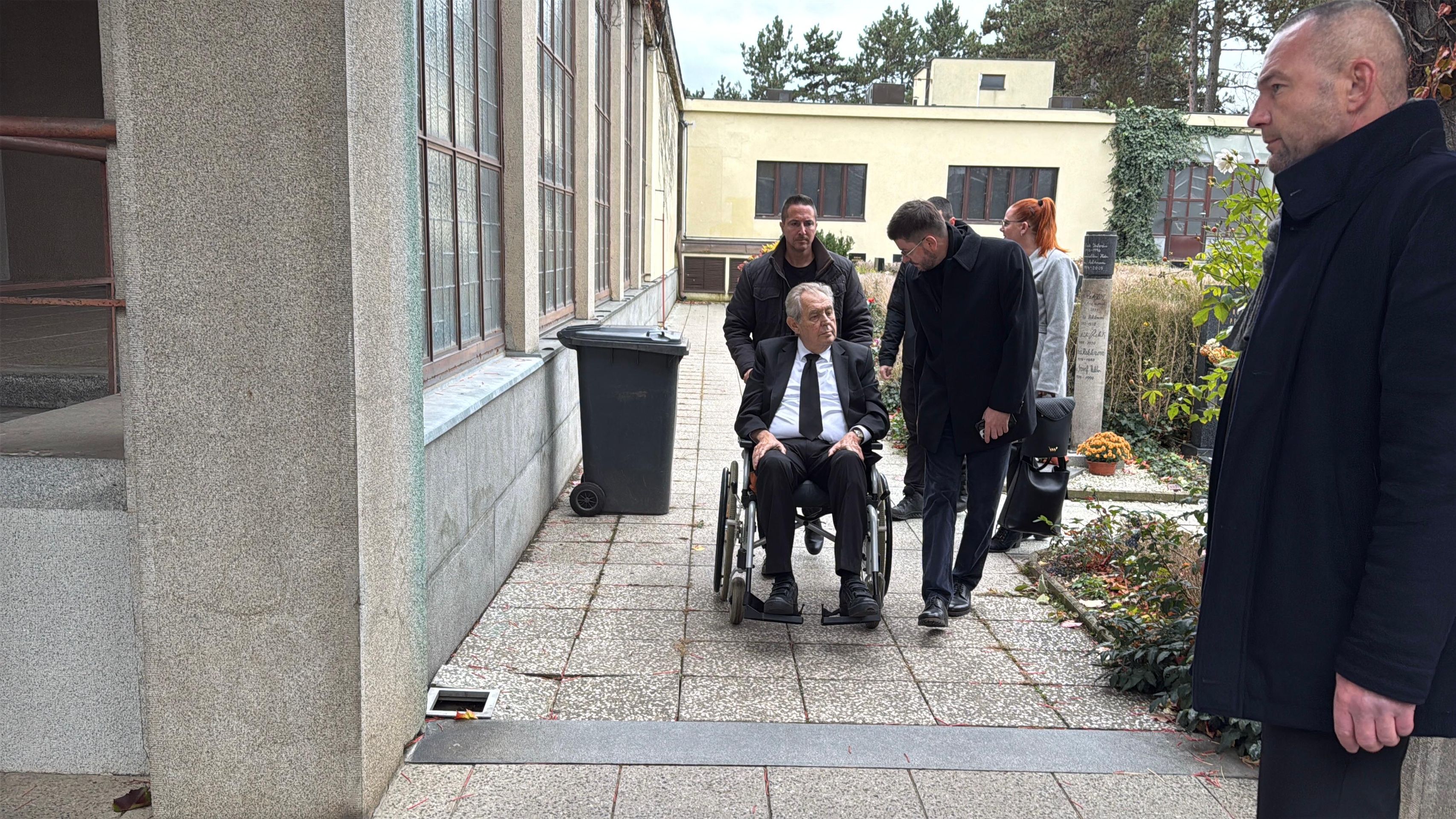 Miloš Zeman na pohřbu Marie Benešové (1) - Pohřeb Marie Benešové (7/17)