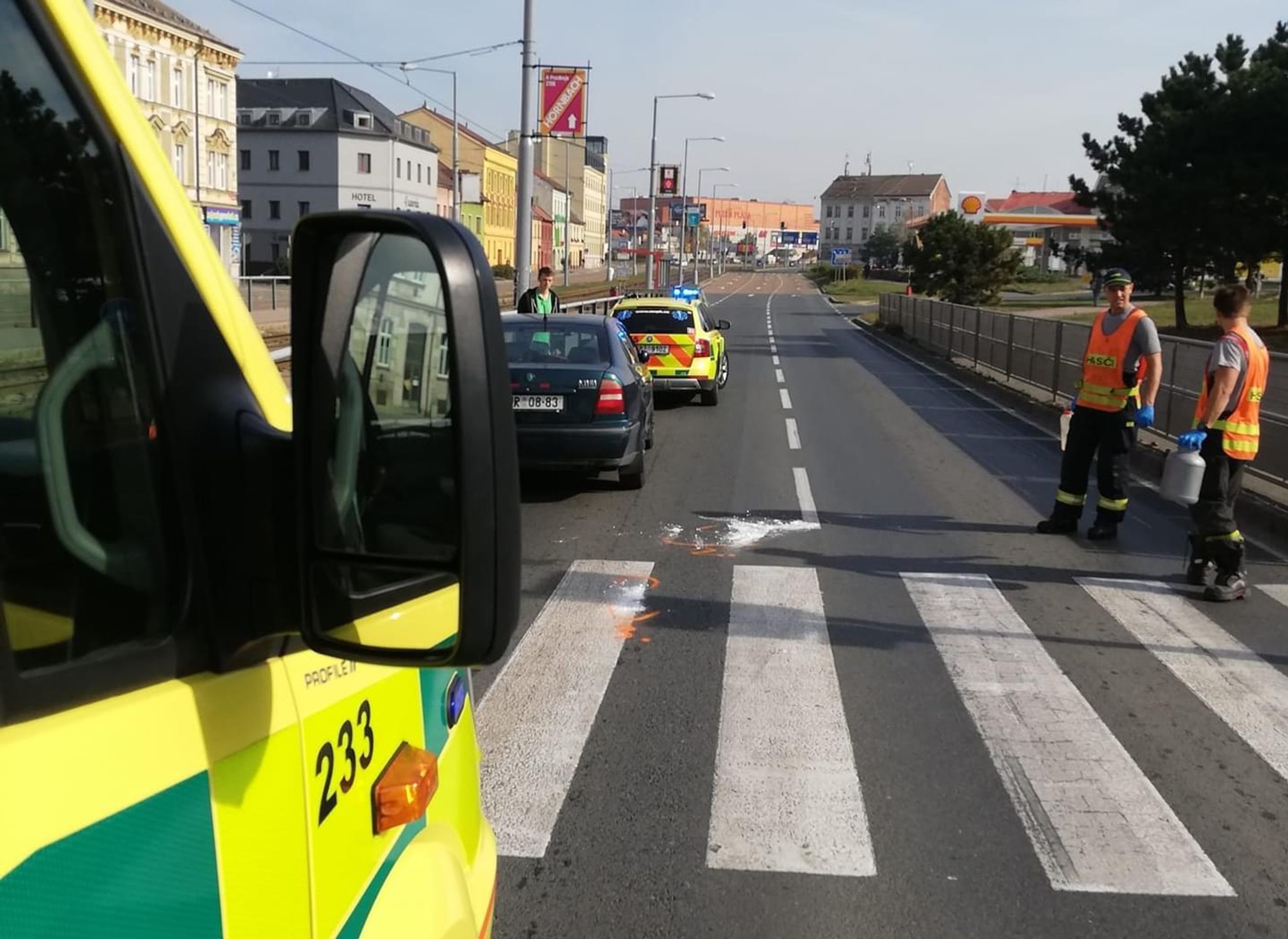 V Plzni na přechodu auto srazilo dva cizince - 1 - GALERIE: V Plzni na přechodu auto smetlo dva cizince (1/4)