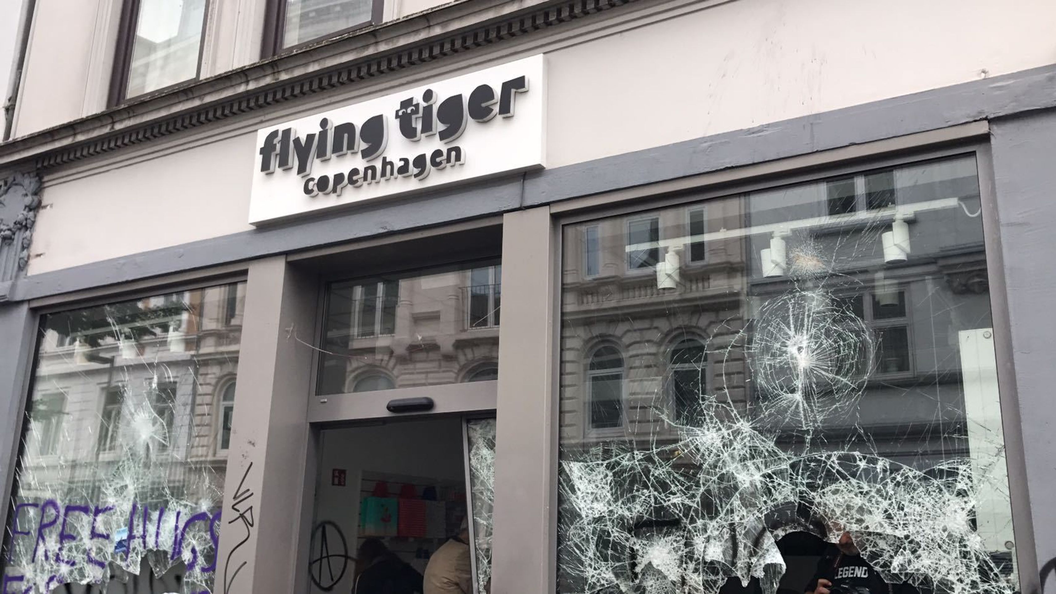 Žhářské útoky a rabování v Hamburku - 8 - GALERIE: Žhářské útoky a rabování v Hamburku při summitu G20 (4/11)