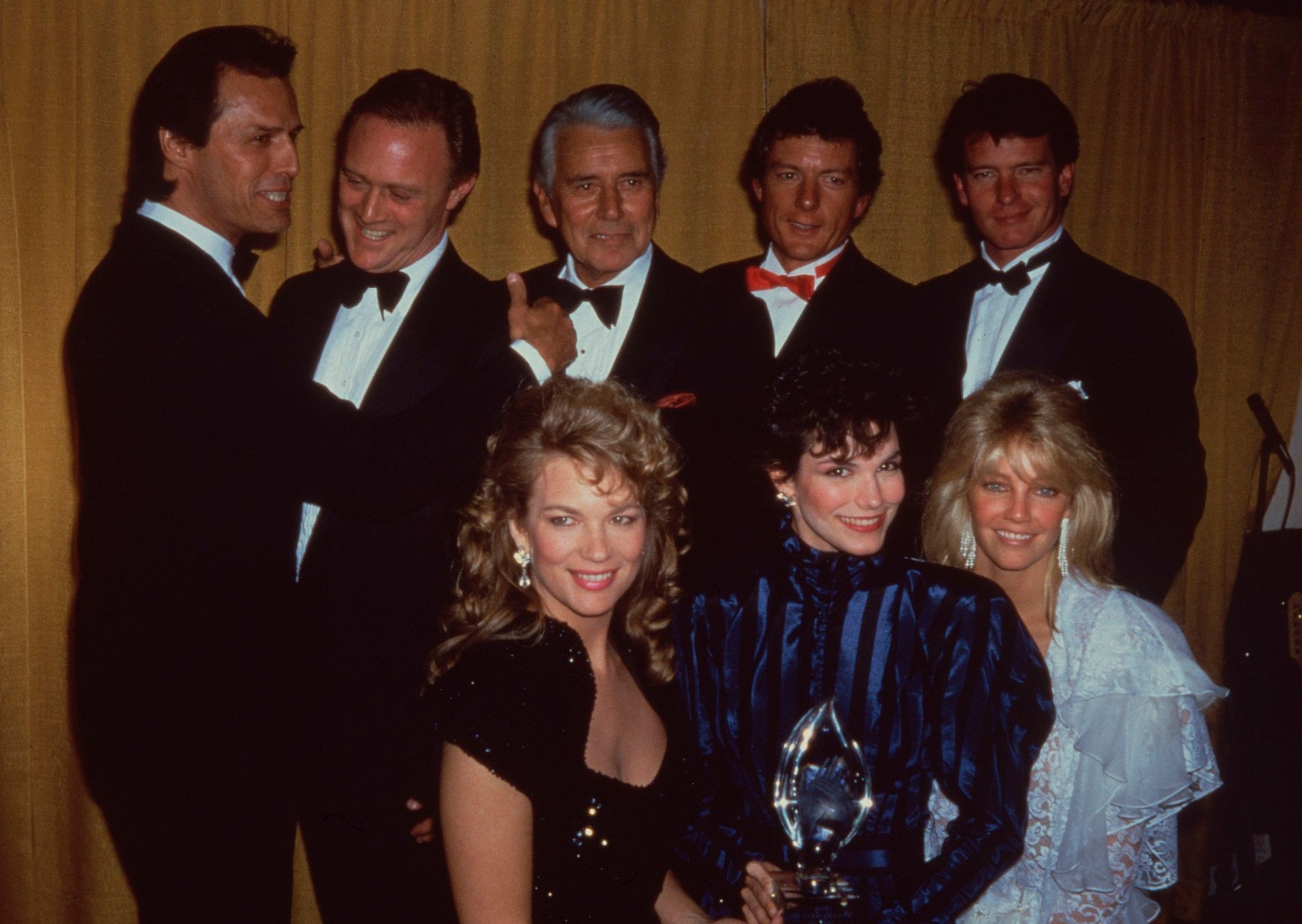 Herci Dynastie - zleva Michael Nader, Christopher Cazen, John Forsythe, Wayne Northrop, Gordon Thomson, Leann Hunleyová, Terri Garberová a Heather Locklearová, 1987 - Wayne Northrop (2/3)