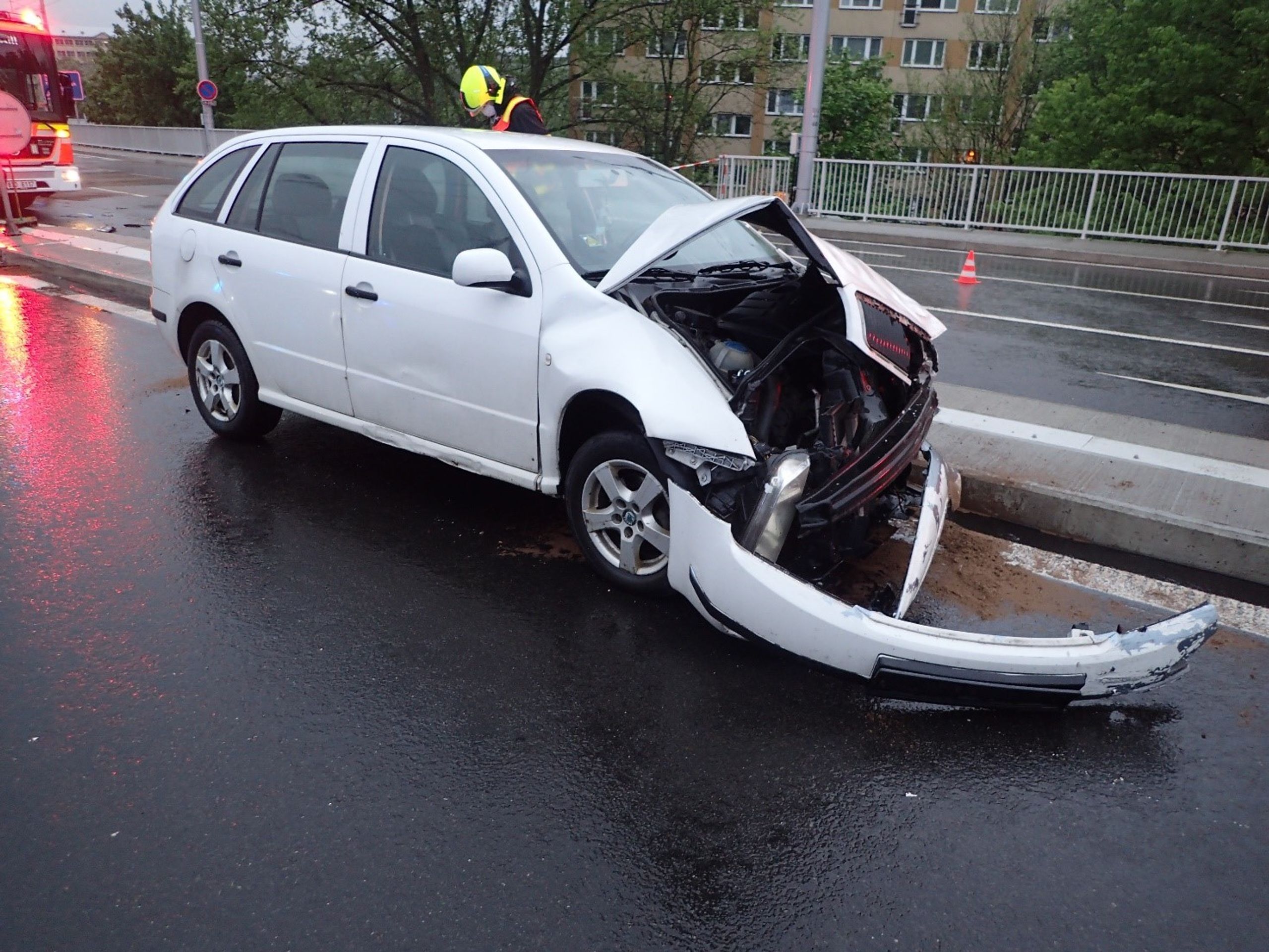 Auto po nehodě v Ostravě prorazilo zábradlí a spadlo z mostu - 2 - GALERIE: Auto v Ostravě prorazilo zábradlí a spadlo z mostu (7/7)
