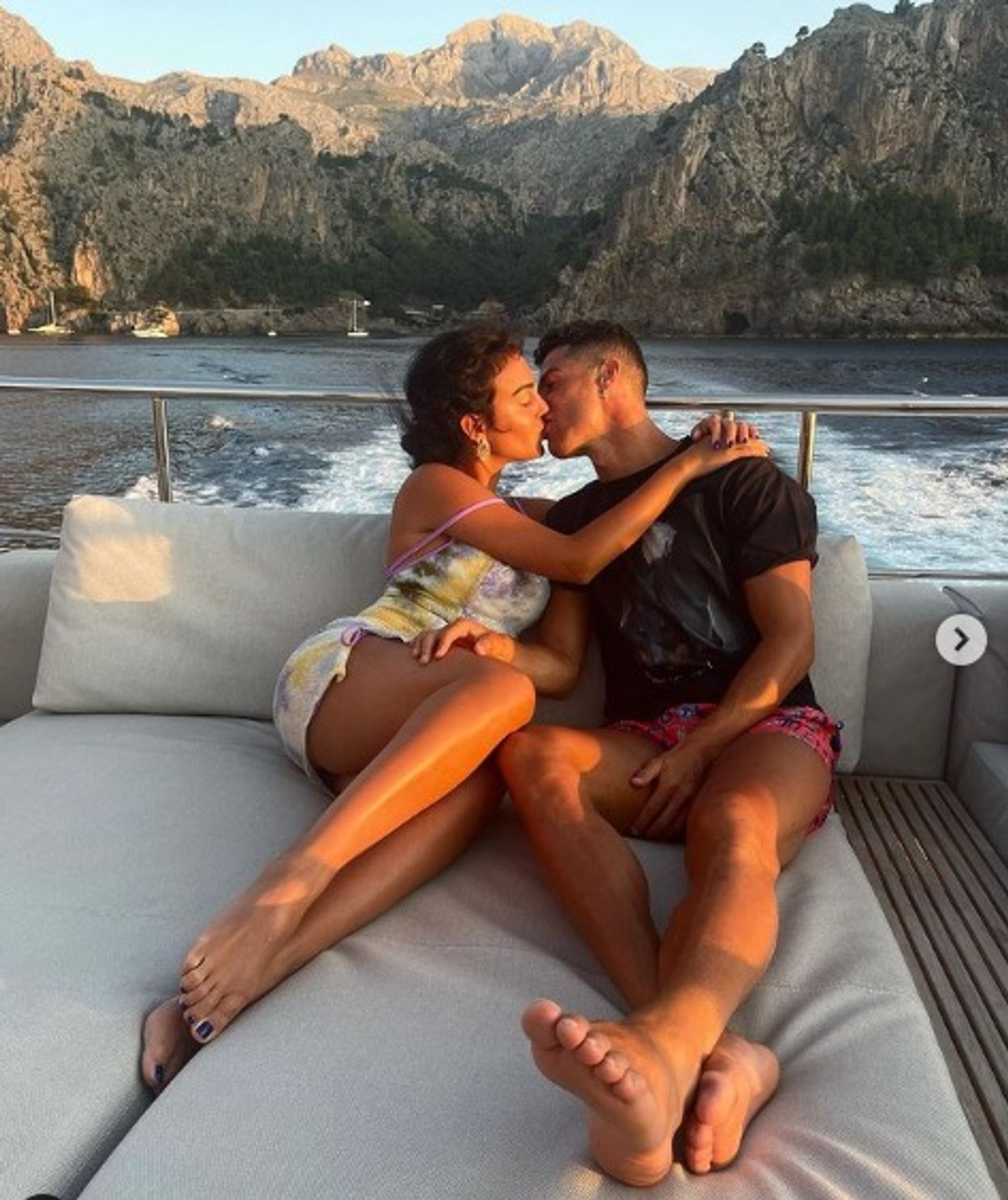 Cristiano Ronaldo a jeho partnerka Georgina Rodriguezová - GALERIE: Dovolená plná polibků. Cristiano si užívá po boku své božské paní (1/4)
