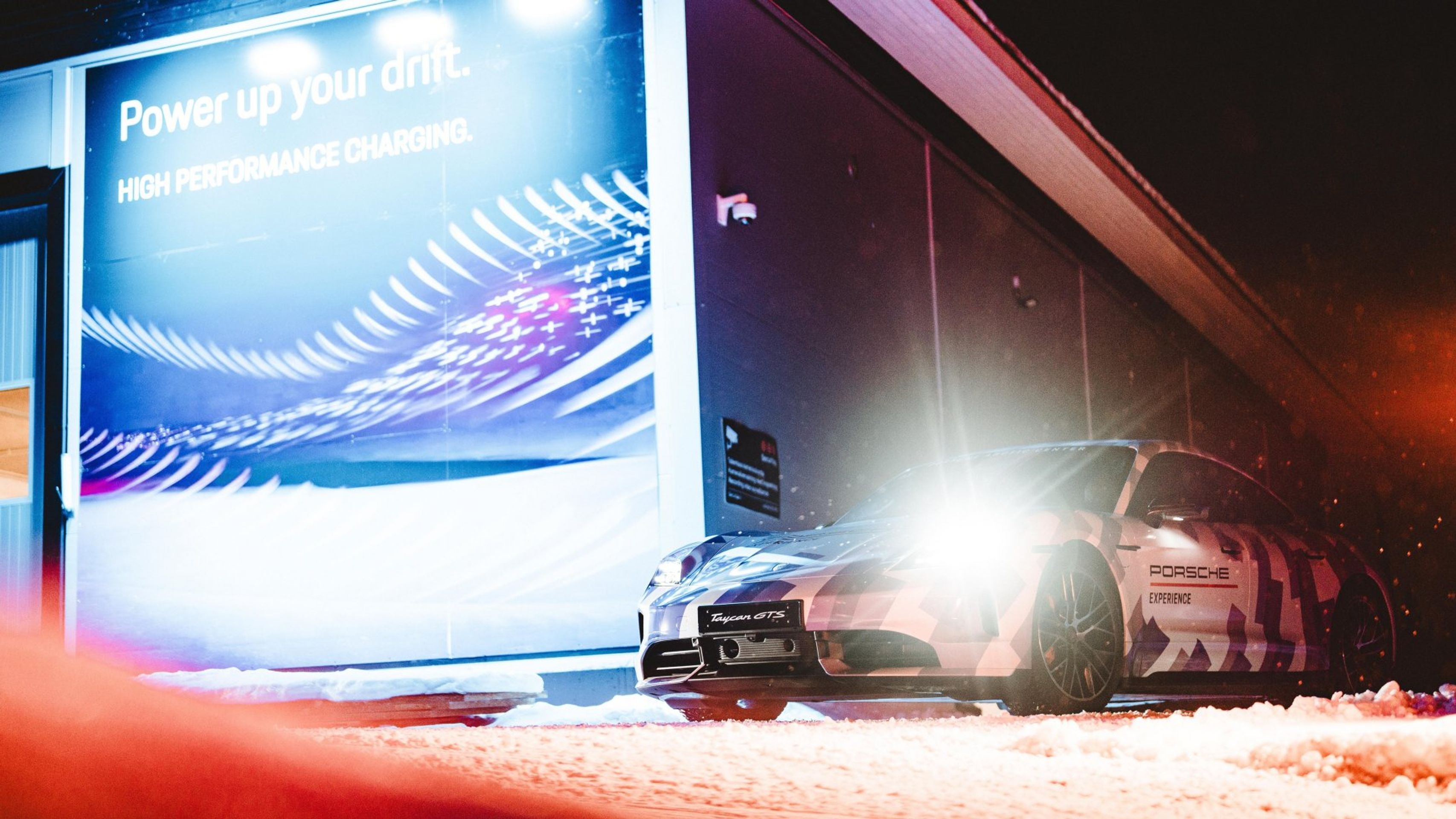 Porsche Taycan při driftu na ledové dráze - Porsche Taycan při rekordním driftu na ledové dráze (11/11)
