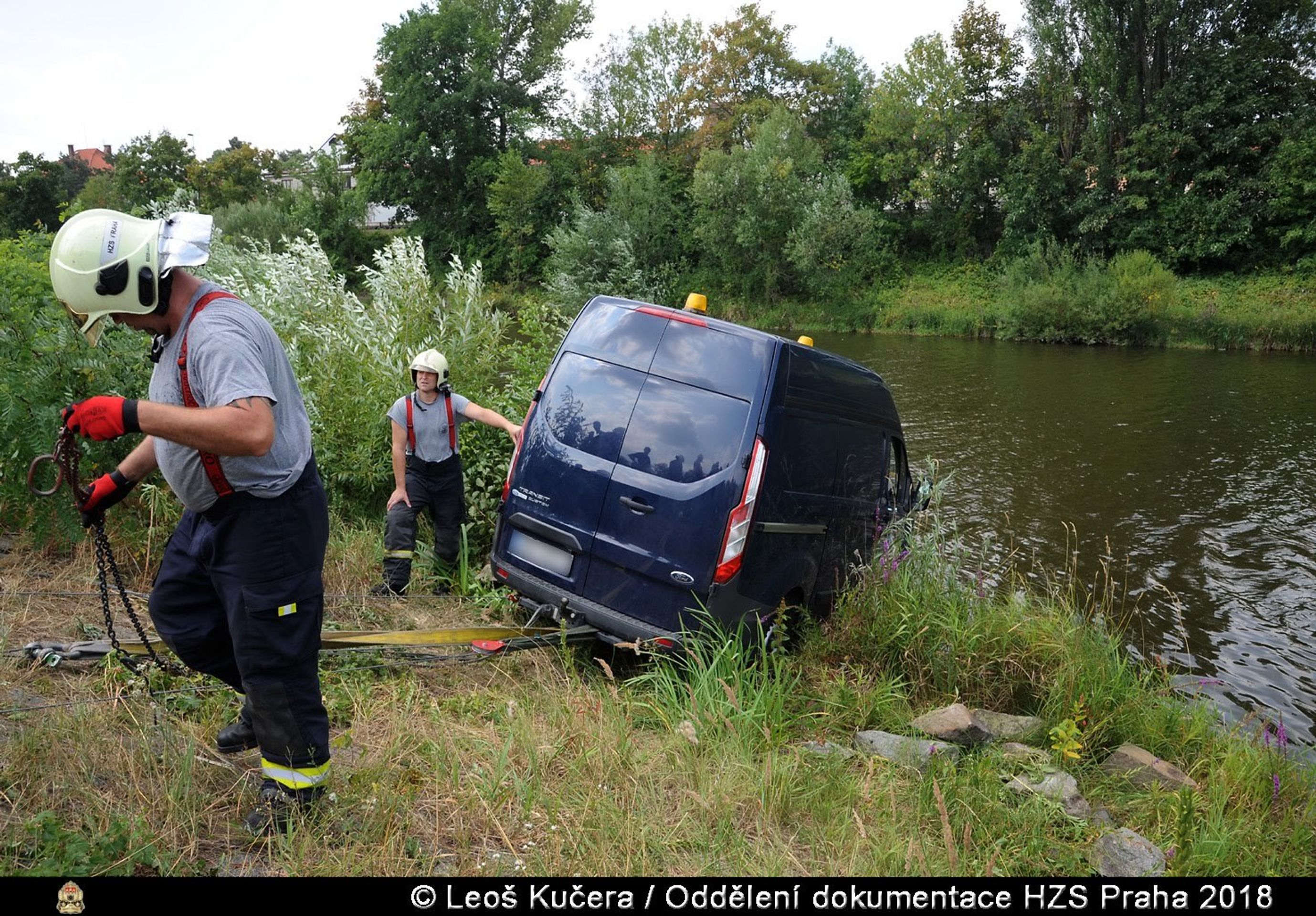 Hasiči v Praze vytahovali dodávku, která sjela do Vltavy - 3 - GALERIE: Hasiči v Praze vyprošťovali auto z Vltavy (8/10)