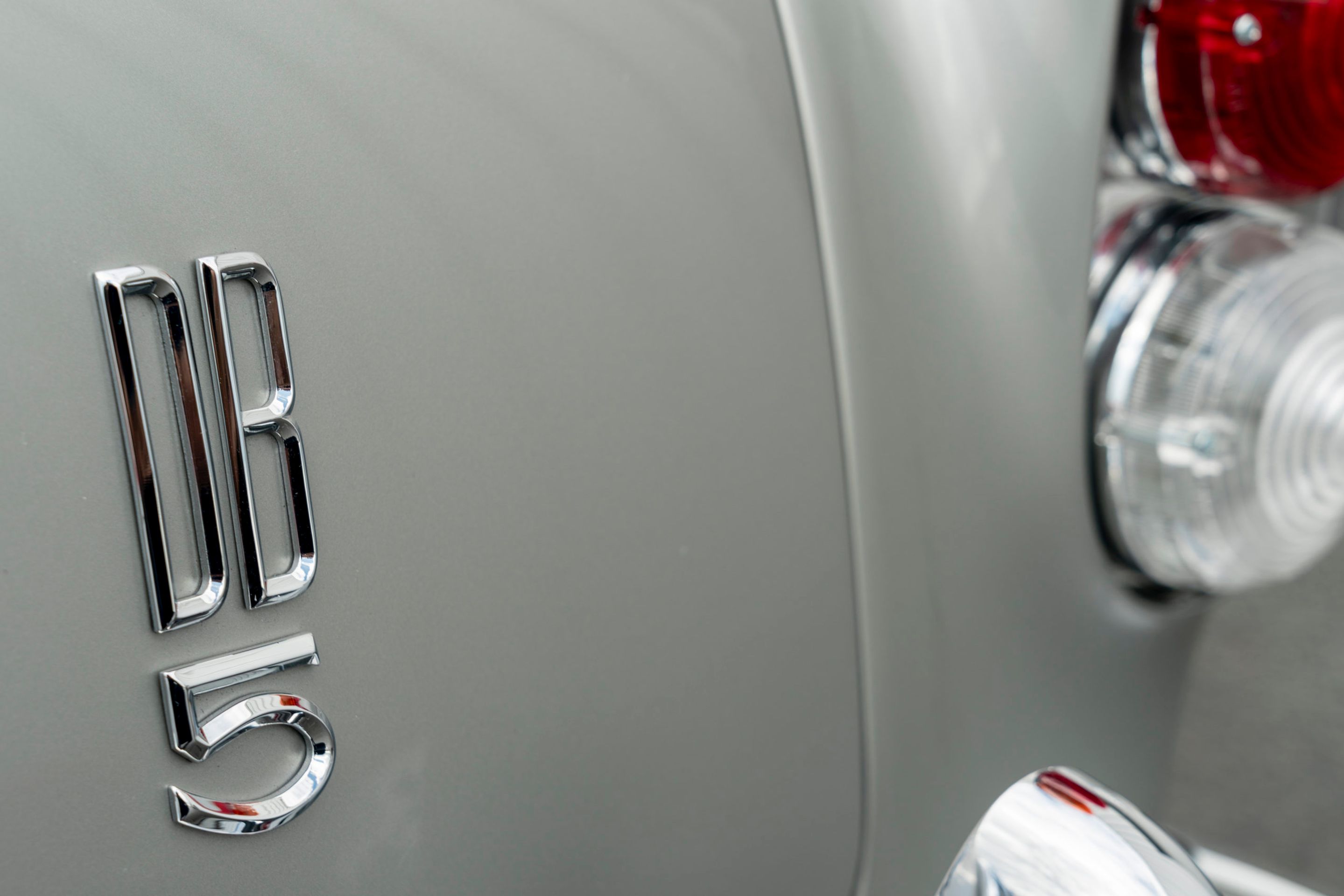 Aston Martin DB5 podle Jamese Bonda - 64 - Fotogalerie: Prohlédněte si výzbroj Aston Martin DB5 podle Jamese Bonda (12/32)