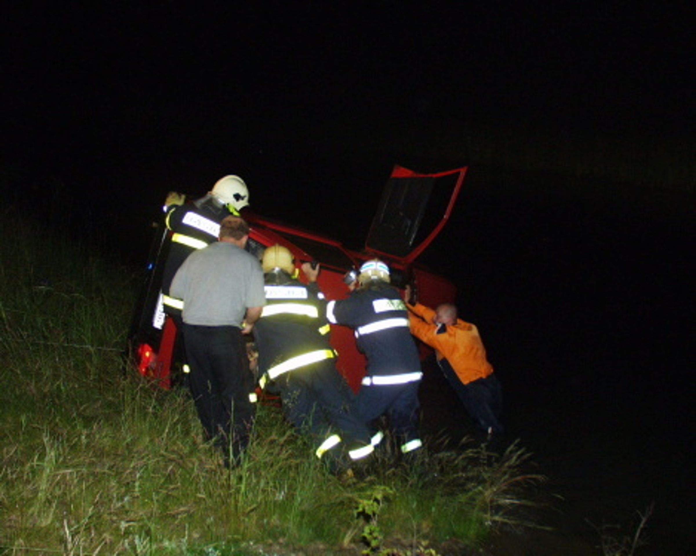 Záchranáři vytahují z vody havarovaný automobil - Mladý řidič se při nehodě málem utopil (2/3)