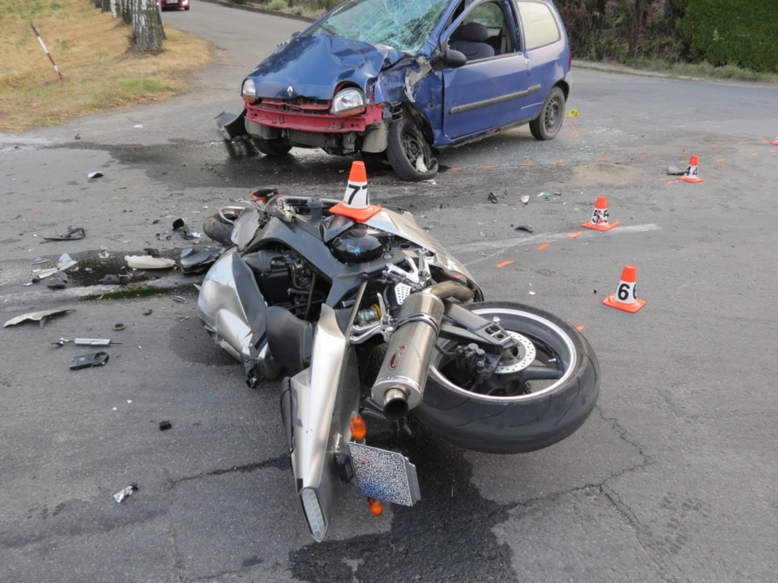 Tragická nehoda motorkáře s osobním automobilem - 2 - GALERIE: Tragická nehoda motorkáře s osobním automobilem (2/3)