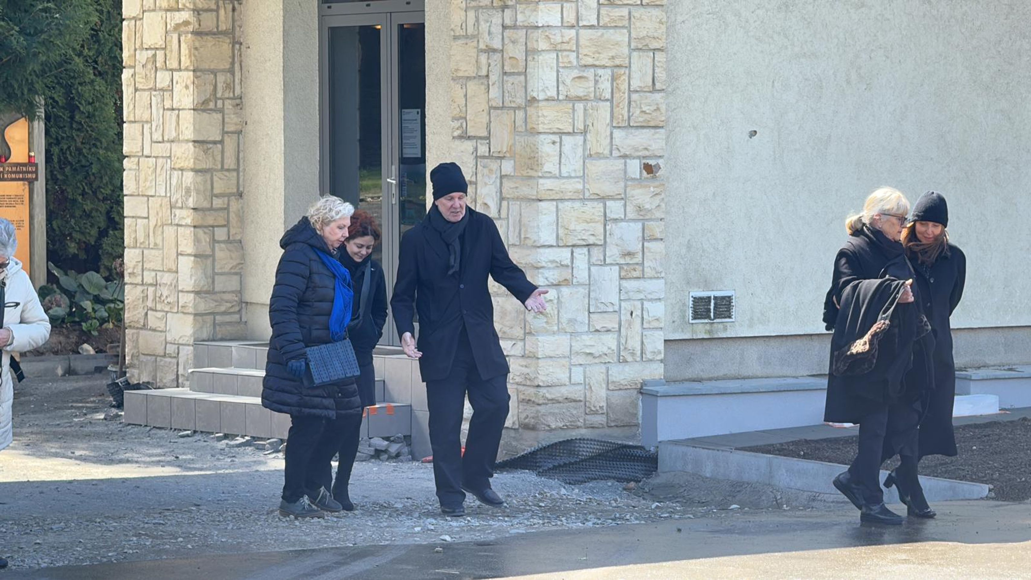 Lucia Šoralová a Ondřej Soukup na pohřbu Josefa Laufera (3) - Pohřeb Josefa Laufera (17/19)