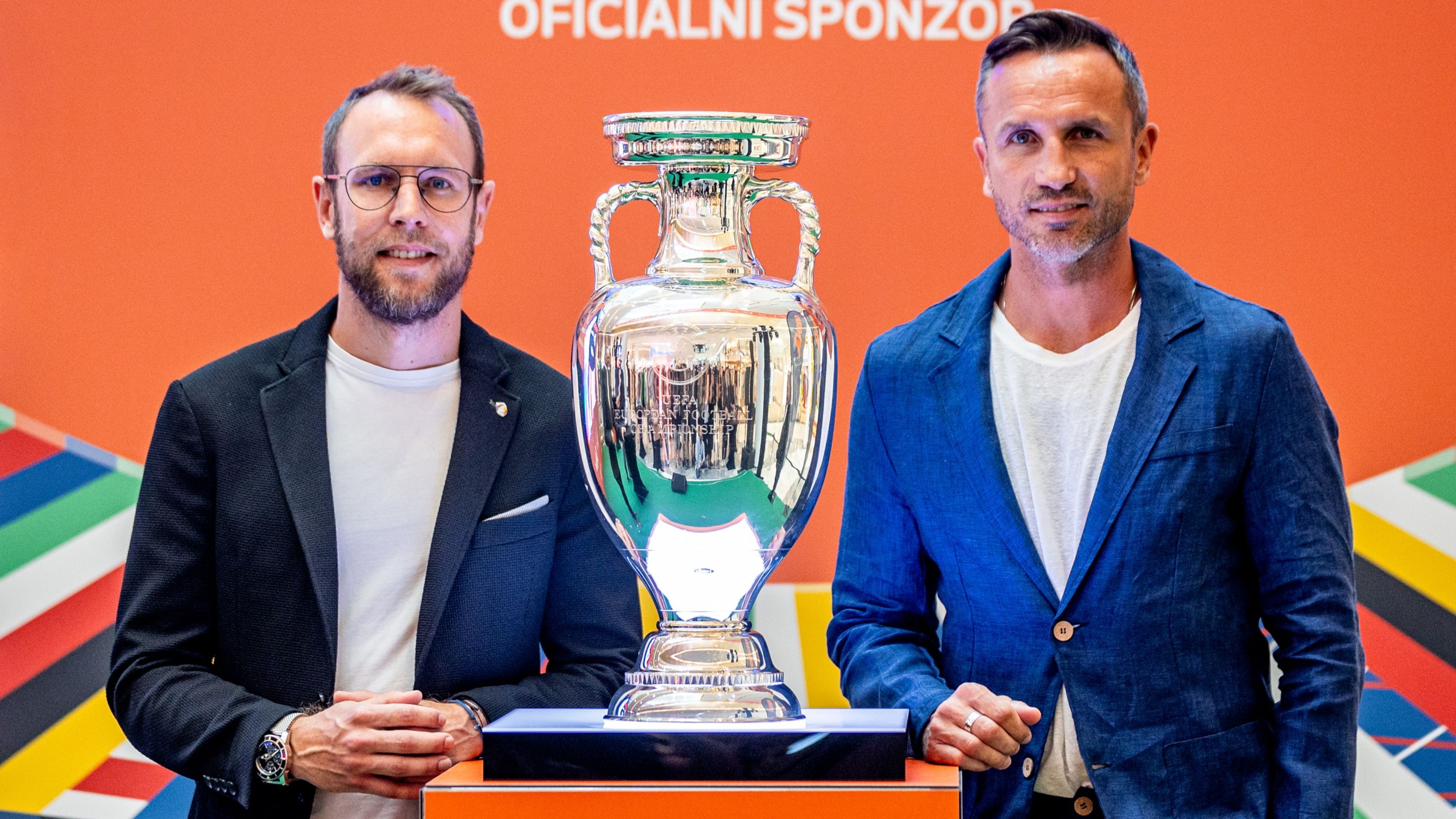 Daniel Kolář (vlevo) a Tomáš Sivok - Trofej pro vítěze Eura 2024 v Praze (3/5)