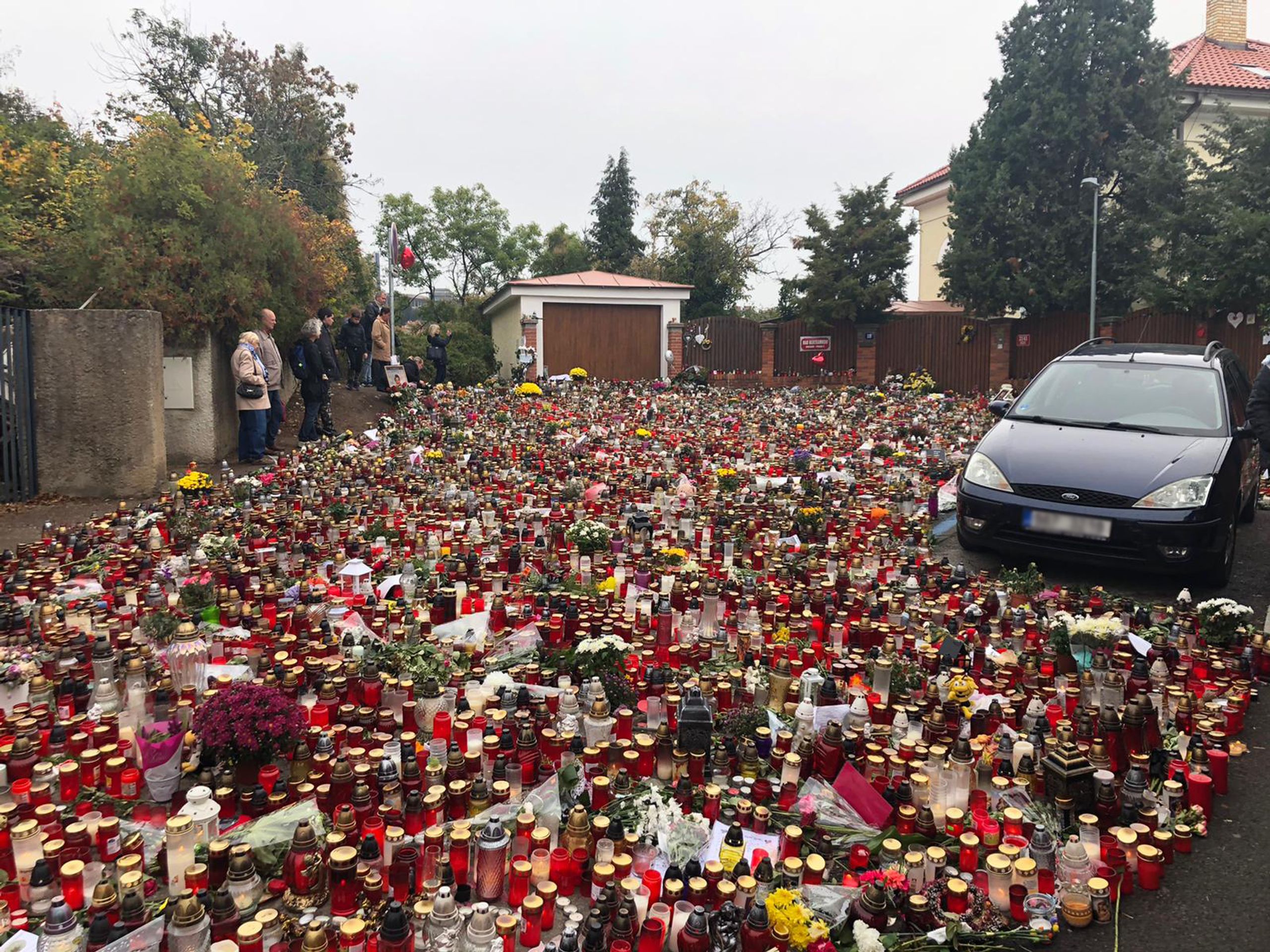 Lidé se na Bertramce loučí s Karlem Gottem - 3 - GALERIE: Lidé se na Bertramce loučí s Karlem Gottem (3/5)