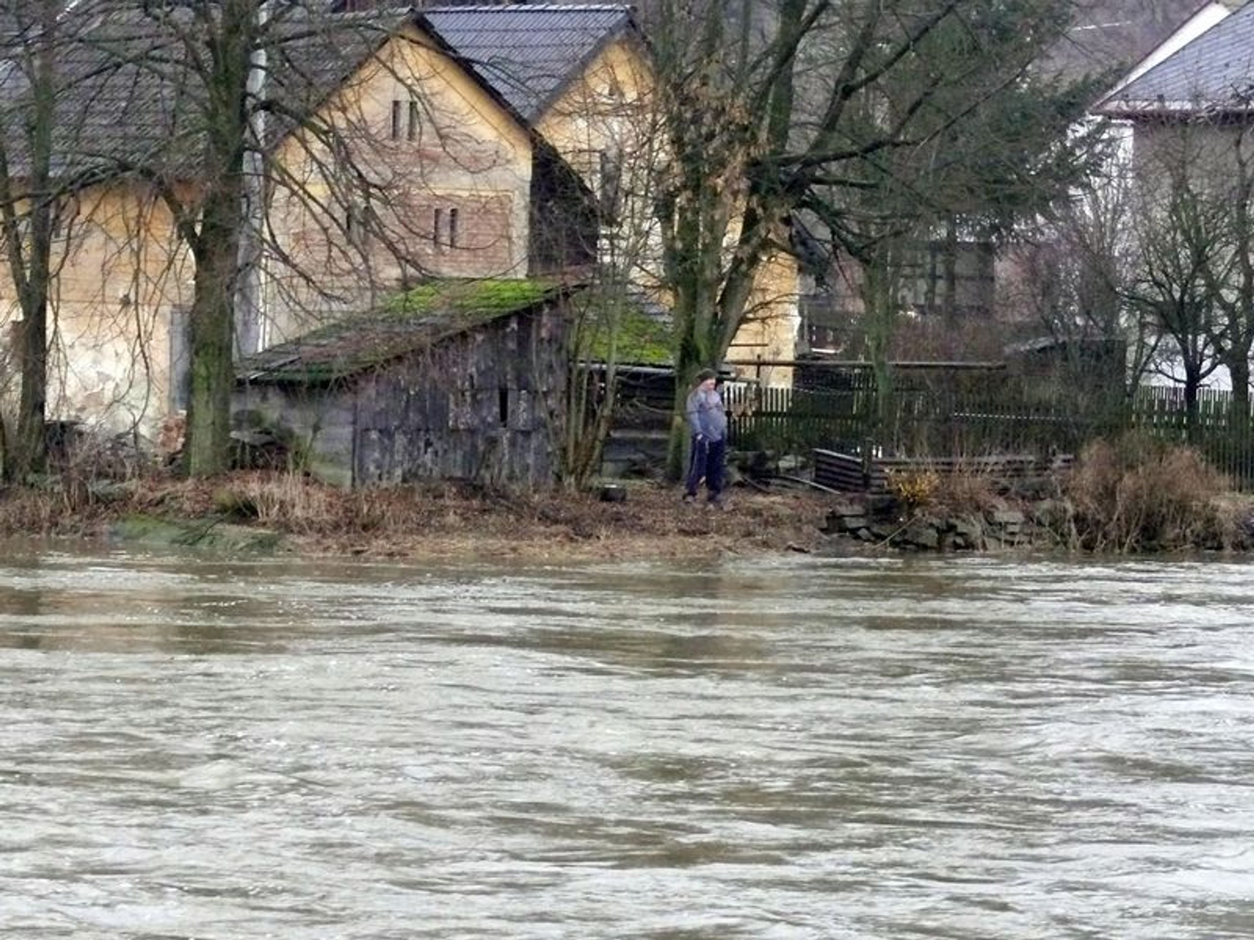Hrozí záplavy - Fotogalerie - Zvednutá hladina Svratky v Unčíně (2/4)