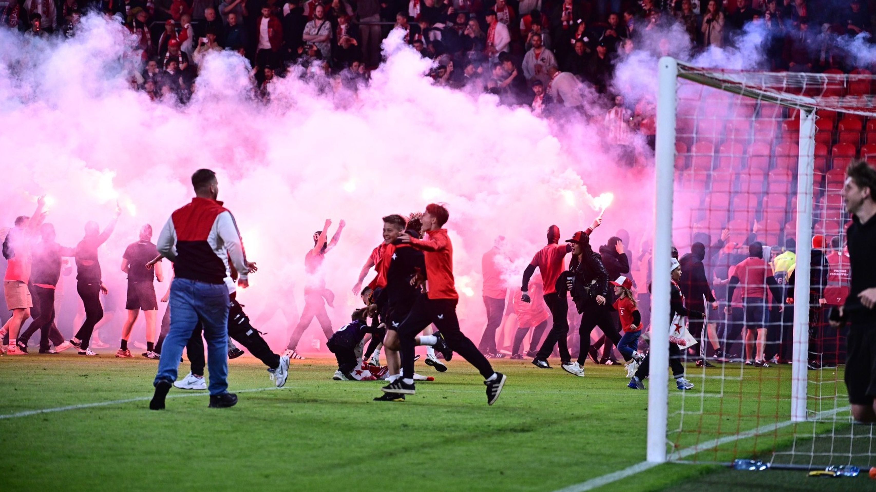 Fanoušci Slavie vtrhli na hřiště - Fanoušci Slavie běsnili na hřišti při derby (2/9)