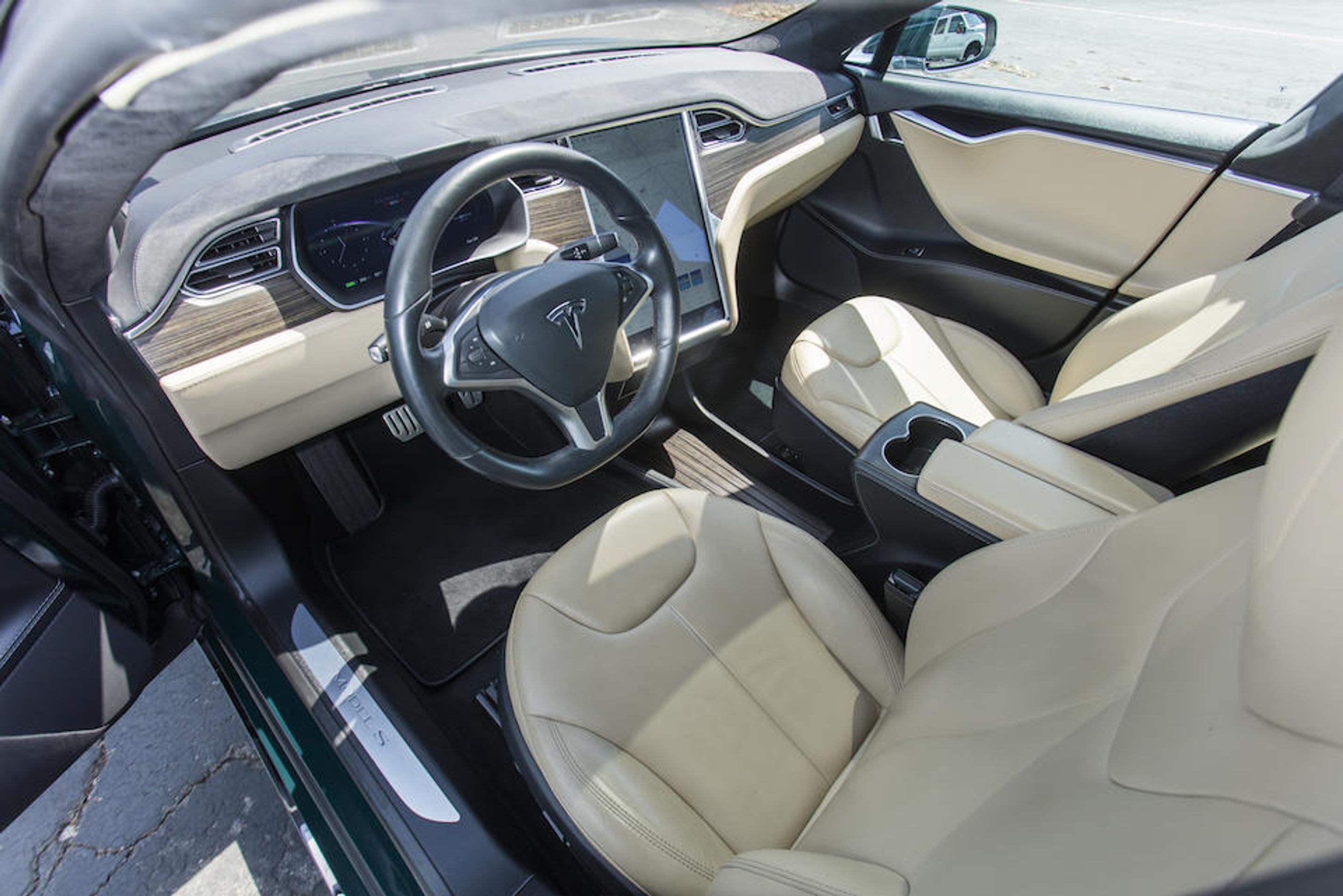 Tesla Model S Toma Hankse - 14 - Fotogalerie: Tesla Model S, kterou jezdil Tom Hanks po Kalifornii (5/6)