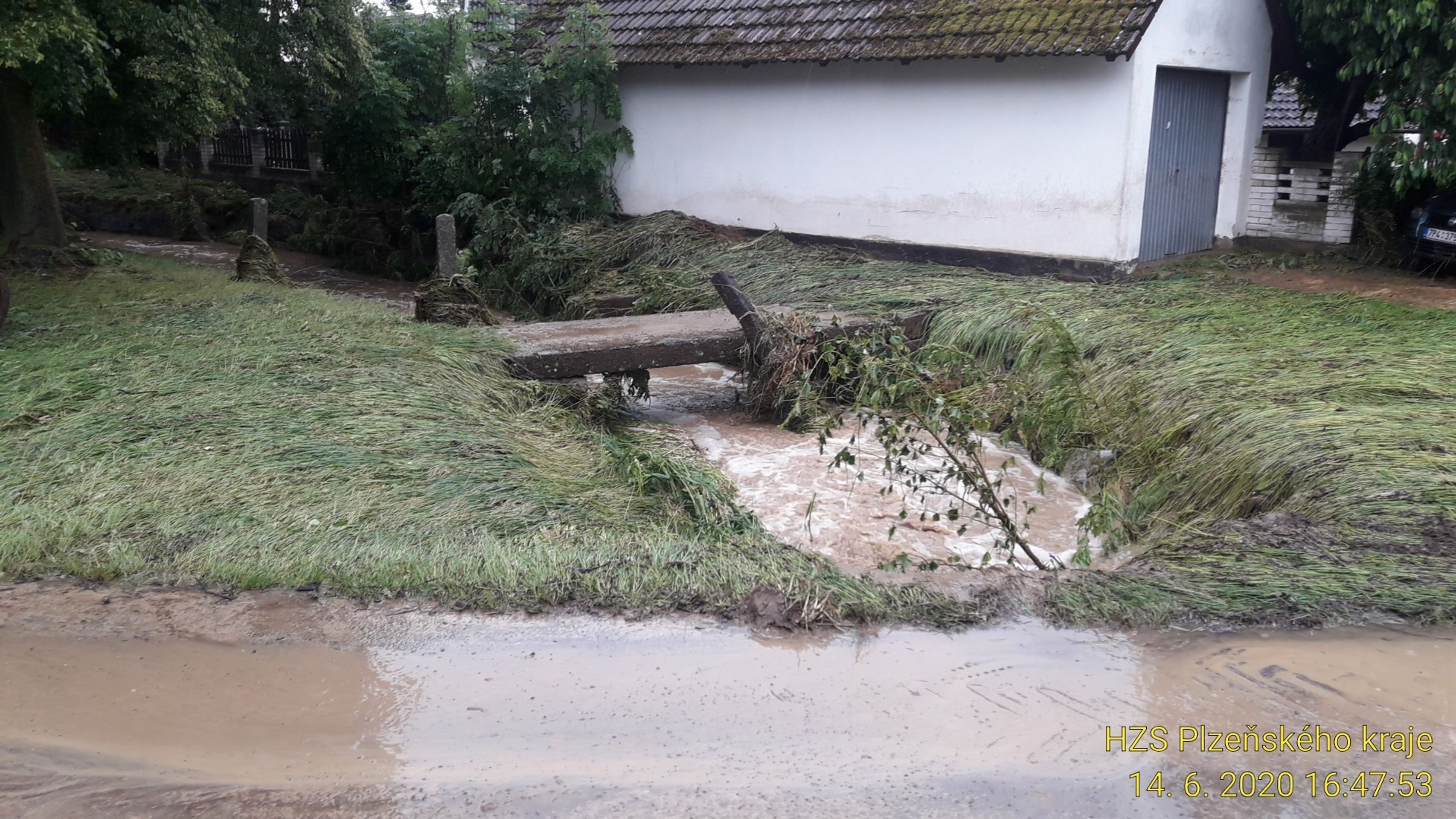 Odstraňování následků bouřek a přívalových dešťů v Plzeňském kraji - 6 - GALERIE: Následky bouřek a bleskových povodní očima hasičů (9/14)