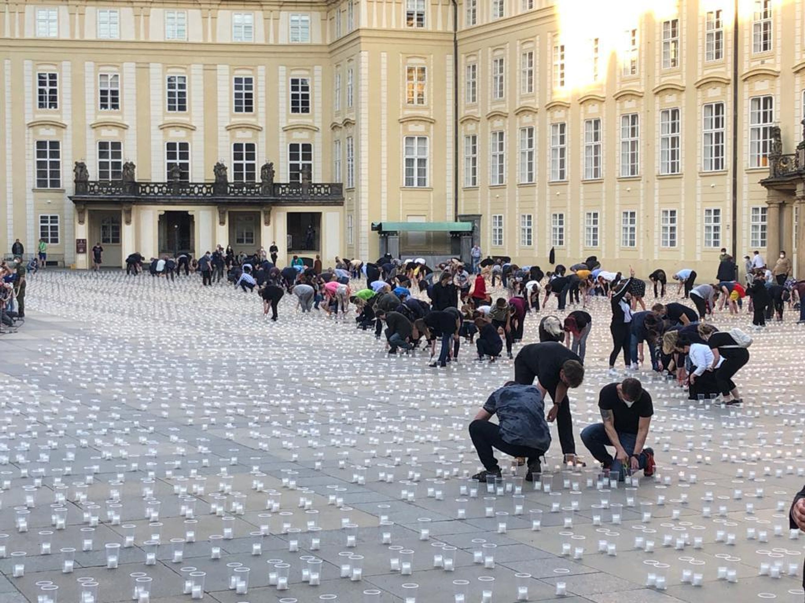 Pietní akce na Pražském hradě - 4 - GALERIE: Pietní akt za oběti koronaviru na Pražském hradě (7/9)
