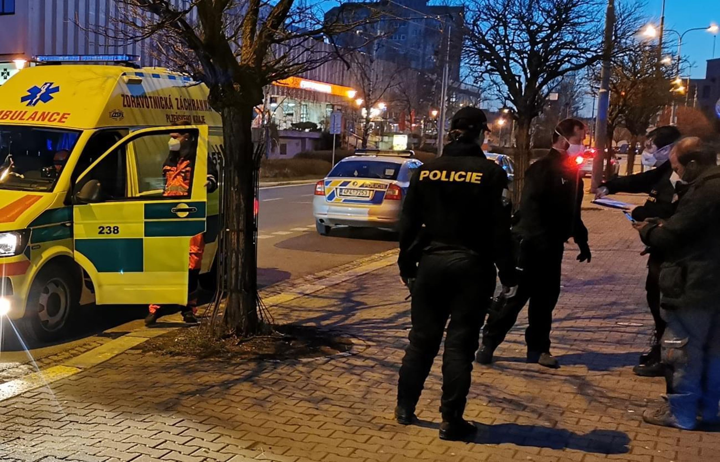 Muž s nožem v Plzni zaútočil na skupinu lidí - 11 - GALERIE: Muž s nožem v Plzni zaútočil na skupinu lidí (2/6)