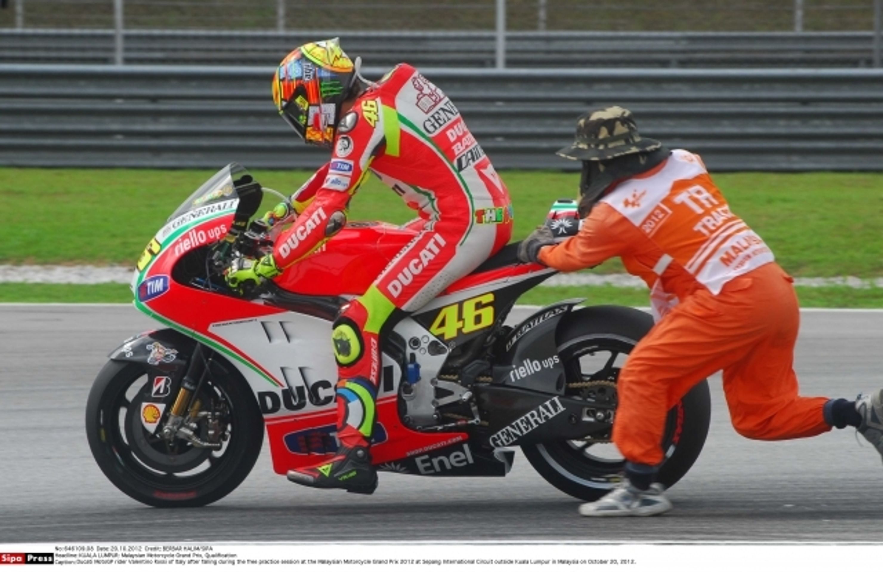 Valentino Rossi - pád v Sepangu - 6 - GALERIE: Valentino Rossi, Sepang - pád v tréninku (7/9)