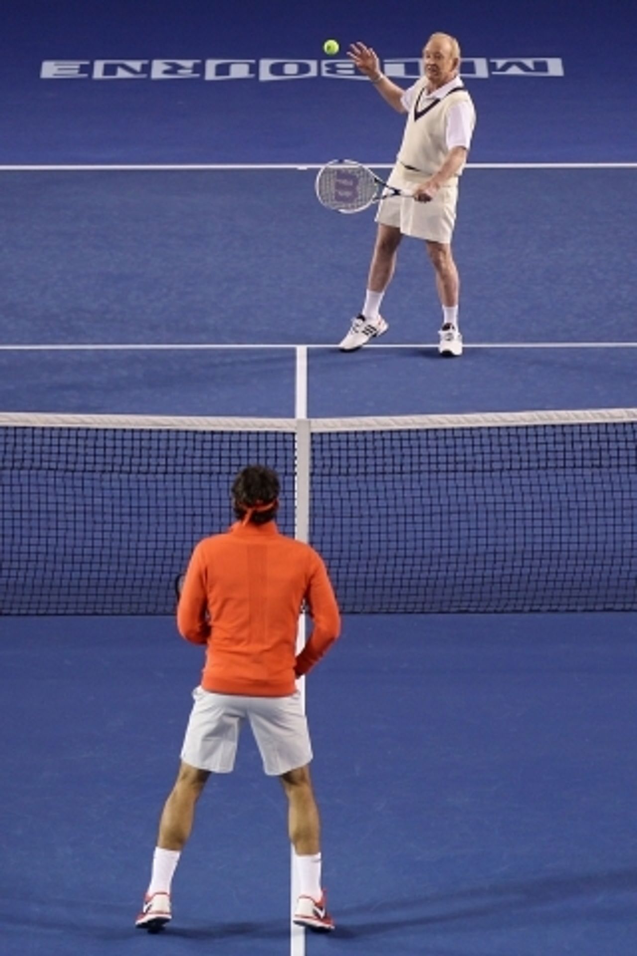 Roger Federer a Rod Laver - 5 - GALERIE: Roger Federer si v Melbourne zahrál se svým idolem Rodem Laverem (4/6)