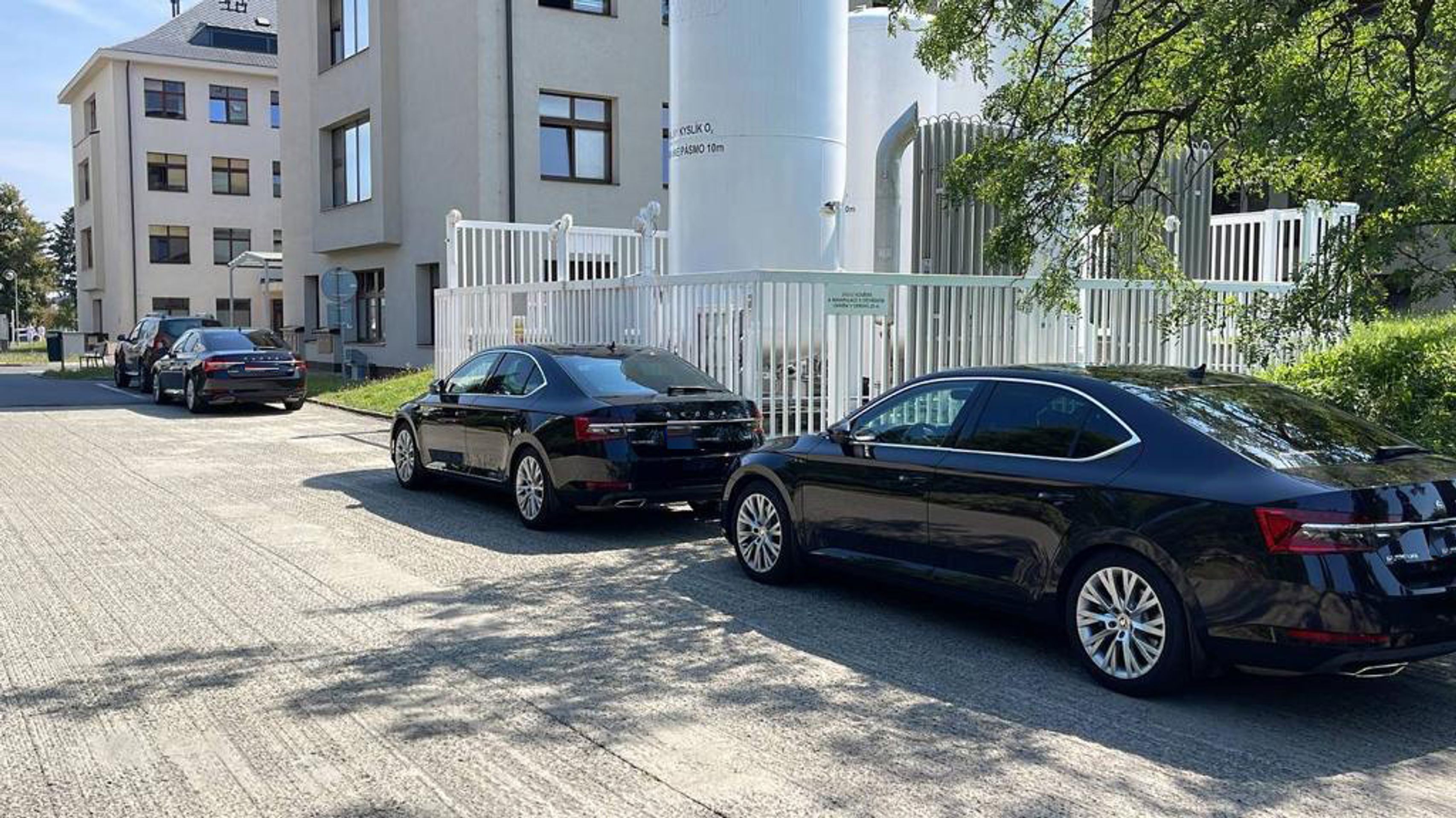 Auta ochranné služby v areálu nemocnice (3) - Ochranka Miloše Zemana (2/4)
