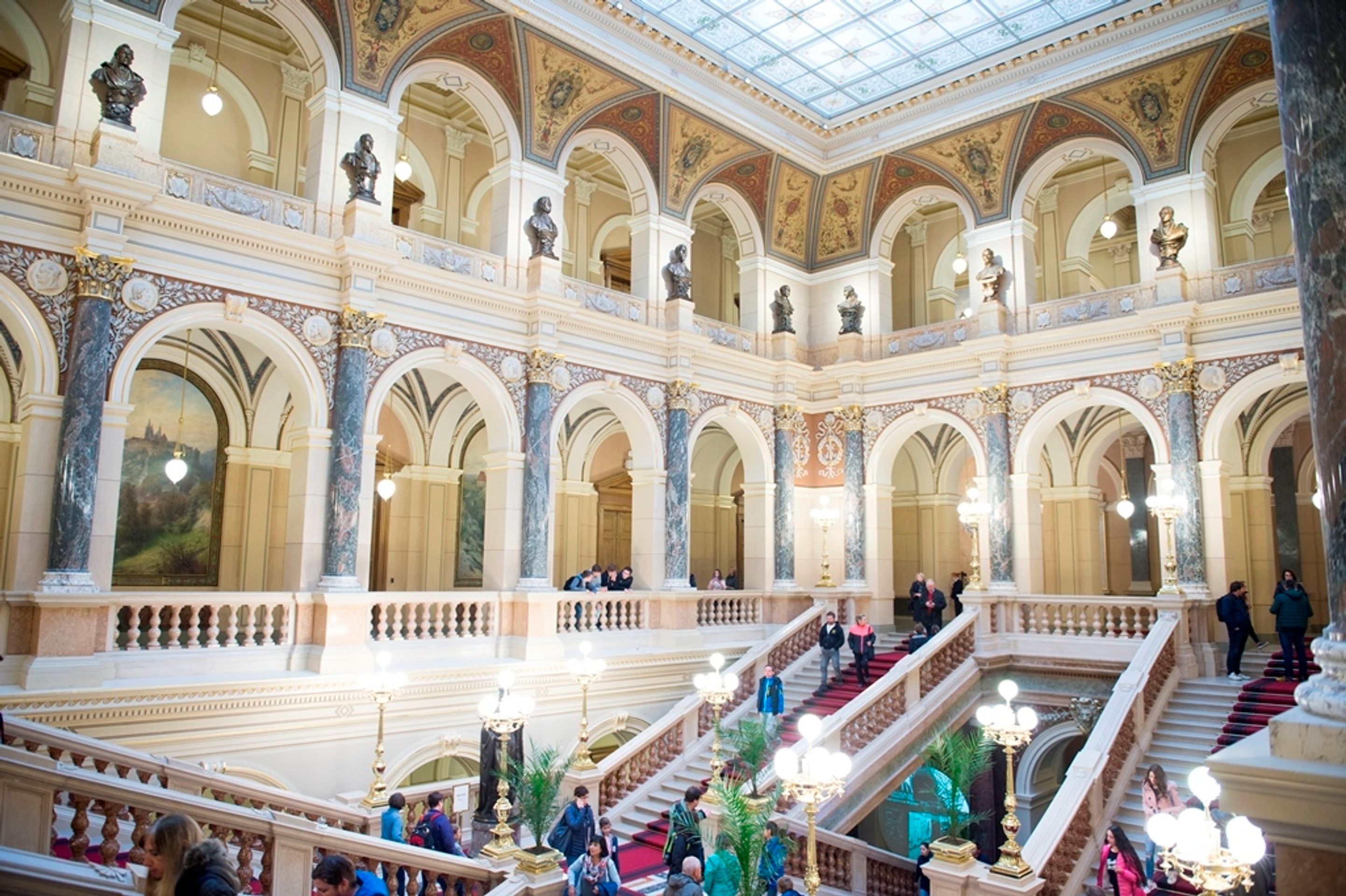 Na vstup do Národního muzea lidé čekají hodinové fronty - 11 - GALERIE: Fronty před Národním muzeem (24/34)