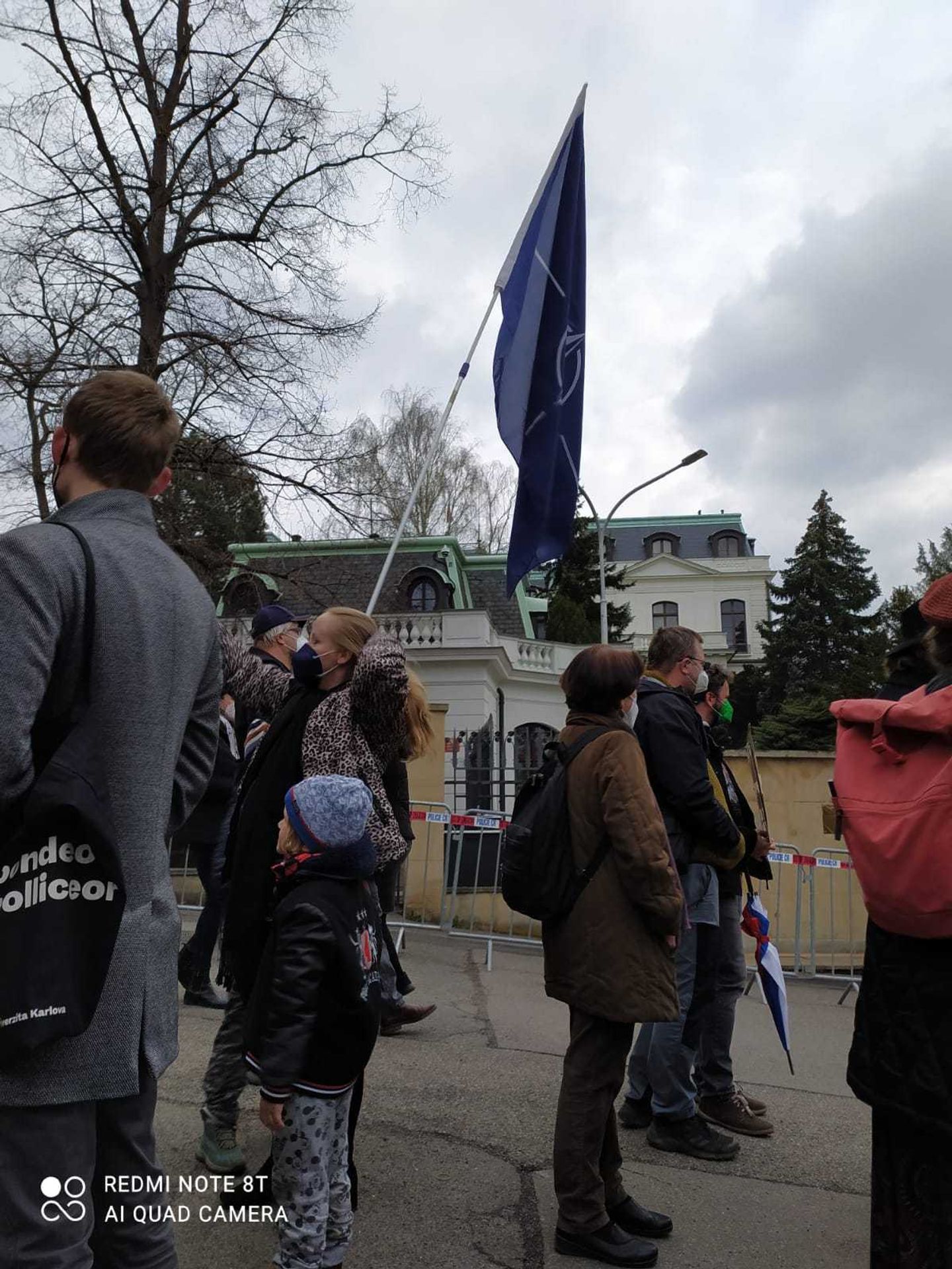 Protesty před ruskou ambasádou - 6 - GALERIE: Protesty před ruskou ambasádou v Praze (10/14)