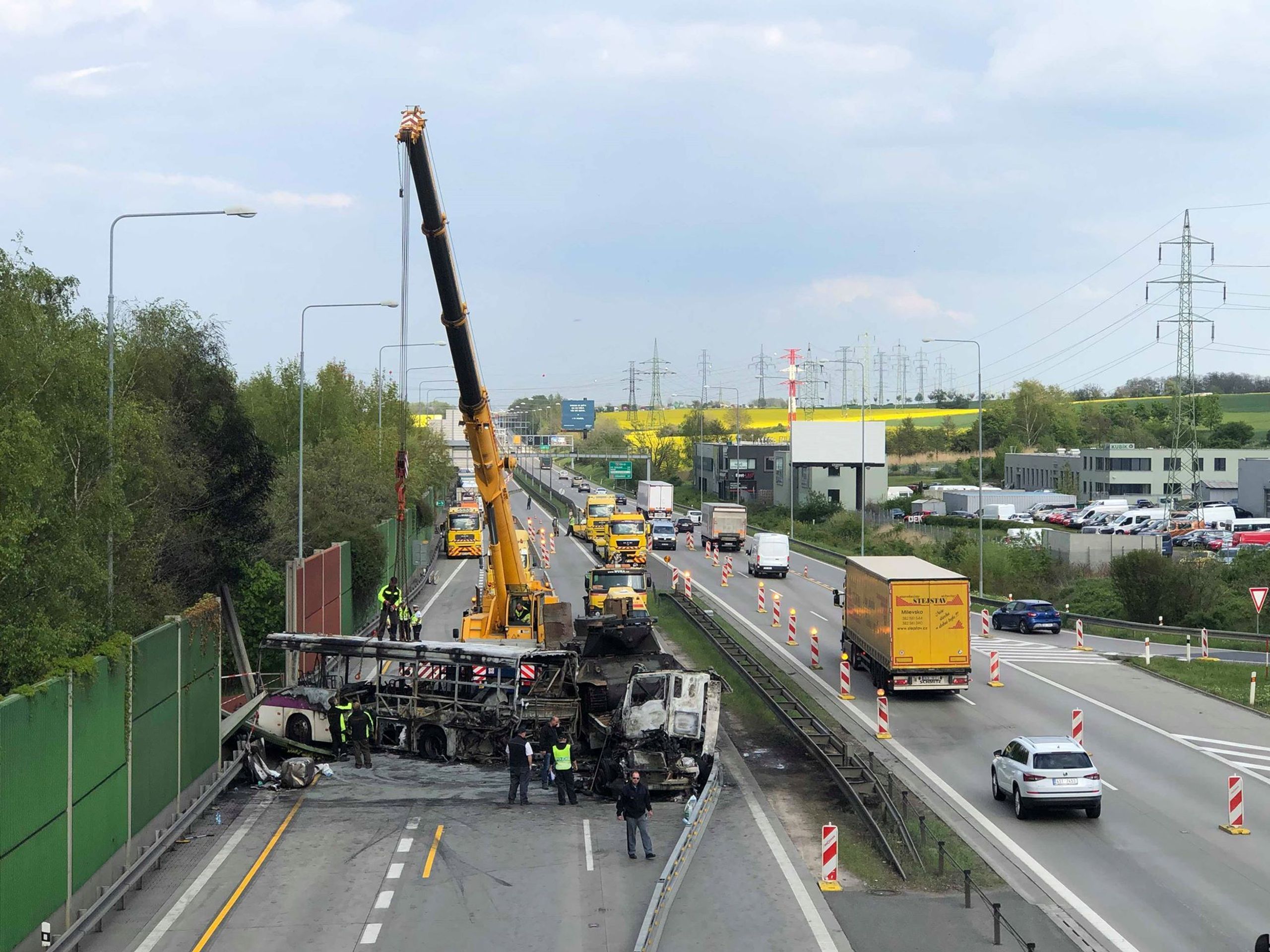 Odklízení trosek na Pražském okruhu - 6 - GALERIE: Nehoda autobusu a kamionů na pražském okruhu (21/30)