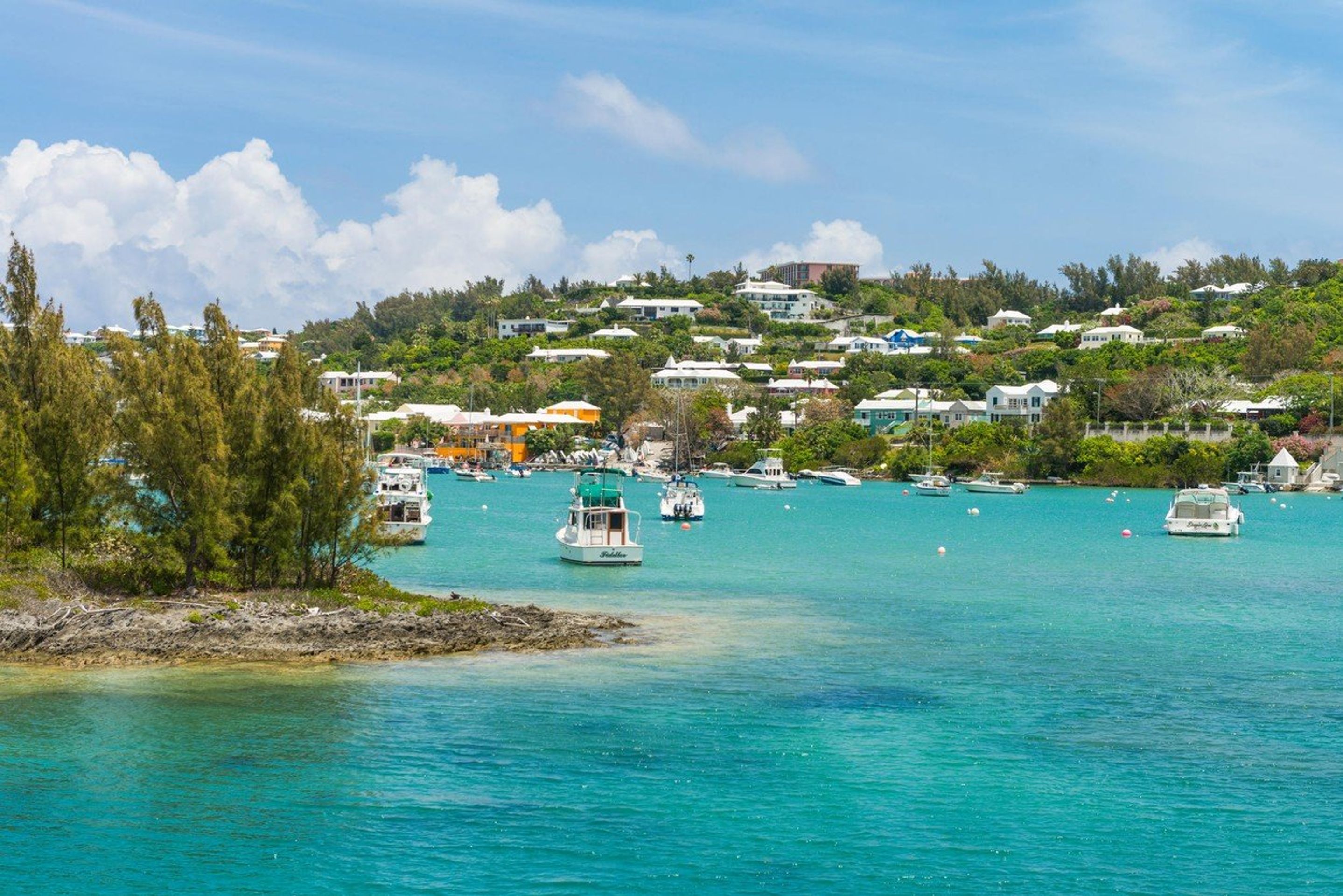 A takhle to vypadá na Bermudských ostrovech - GALERIE: Hokejbalový ráj? Tento stadion na exotických Bermudách! (7/7)