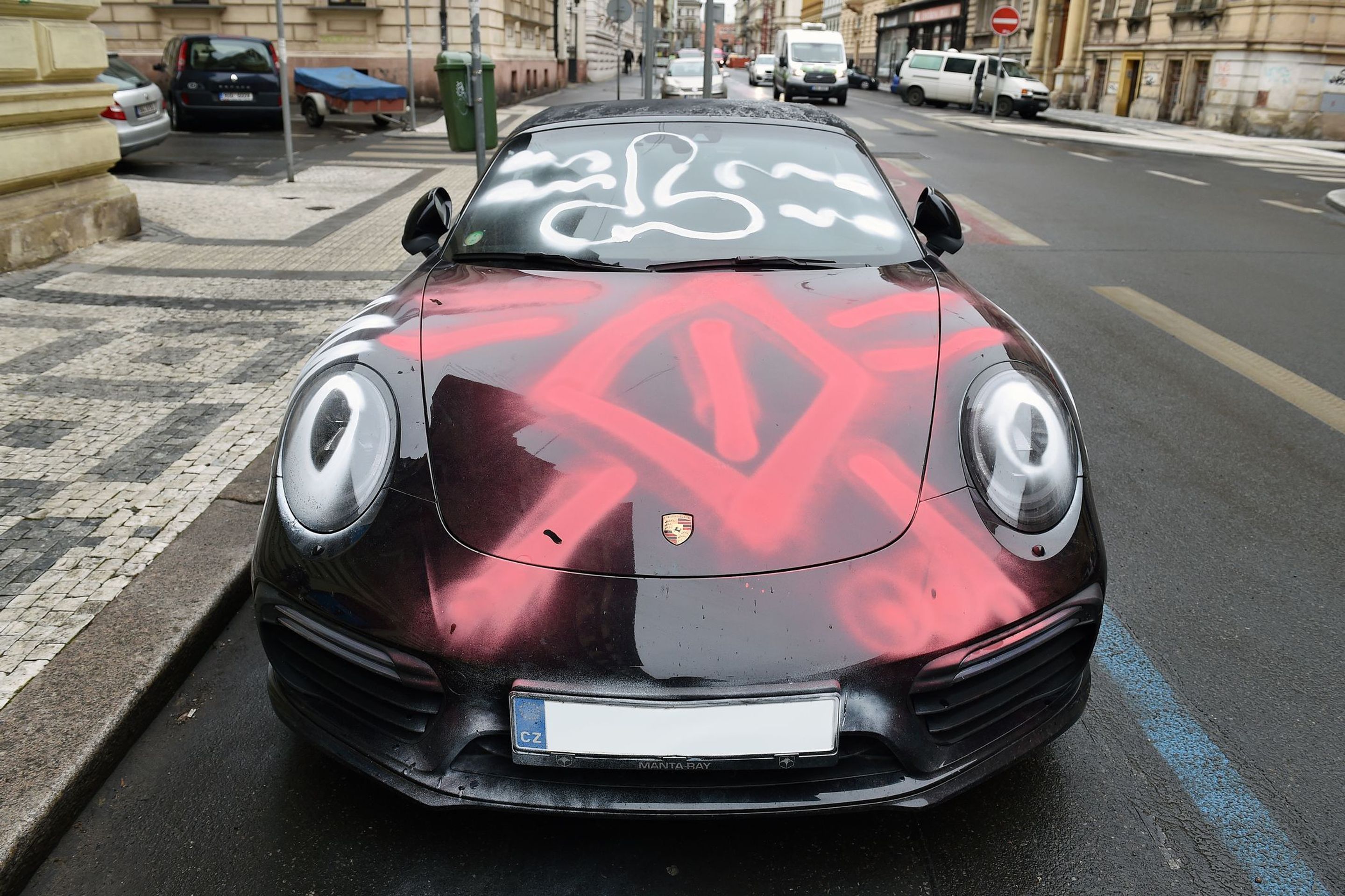 Posprejované Porsche - 2 - GALERIE: Posprejované Porsche (1/9)