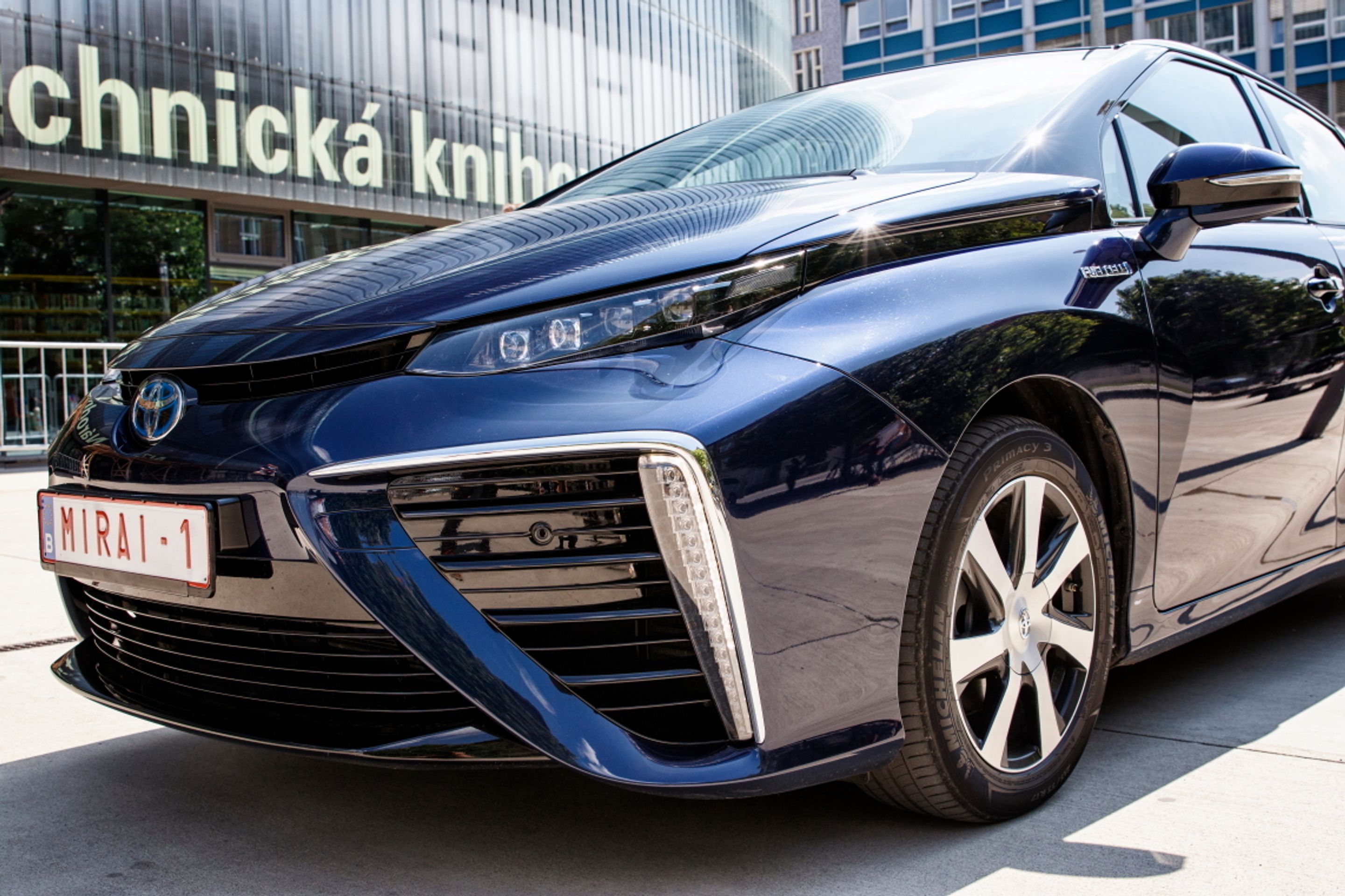 Toyota Mirai - 15 - Fotogalerie: Vodíková Toyota Mirai (2/26)