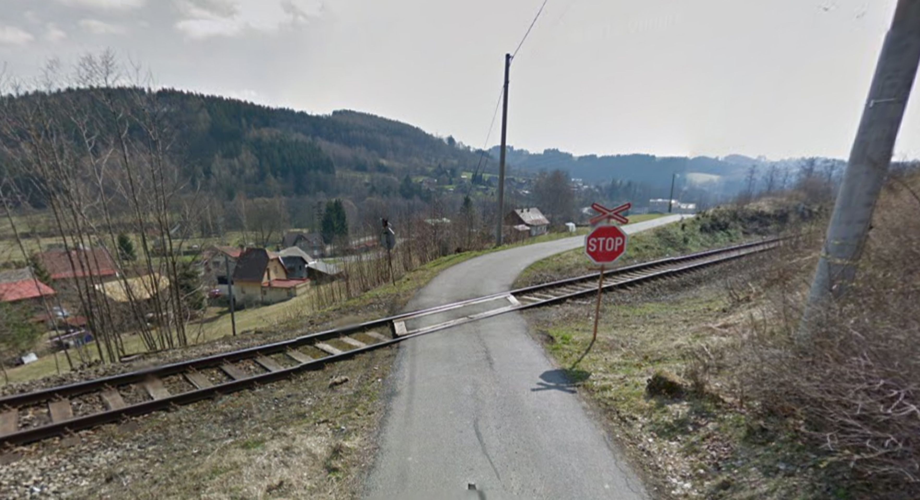 Nebezpečné přejezdy: P 5494, Železný Brod - Tanvald, Liberecký kraj - přejezd bez světel, řešení: se závorami. DŮVOD: Přejezd se ztíženým rozhledem, s ostrým úhlem křížení, nehodovost - GALERIE: Nebezpečné přejezdy - Liberecký kraj, Ústecký kraj, Karlovarský kraj, Plzeňský kraj (3/11)