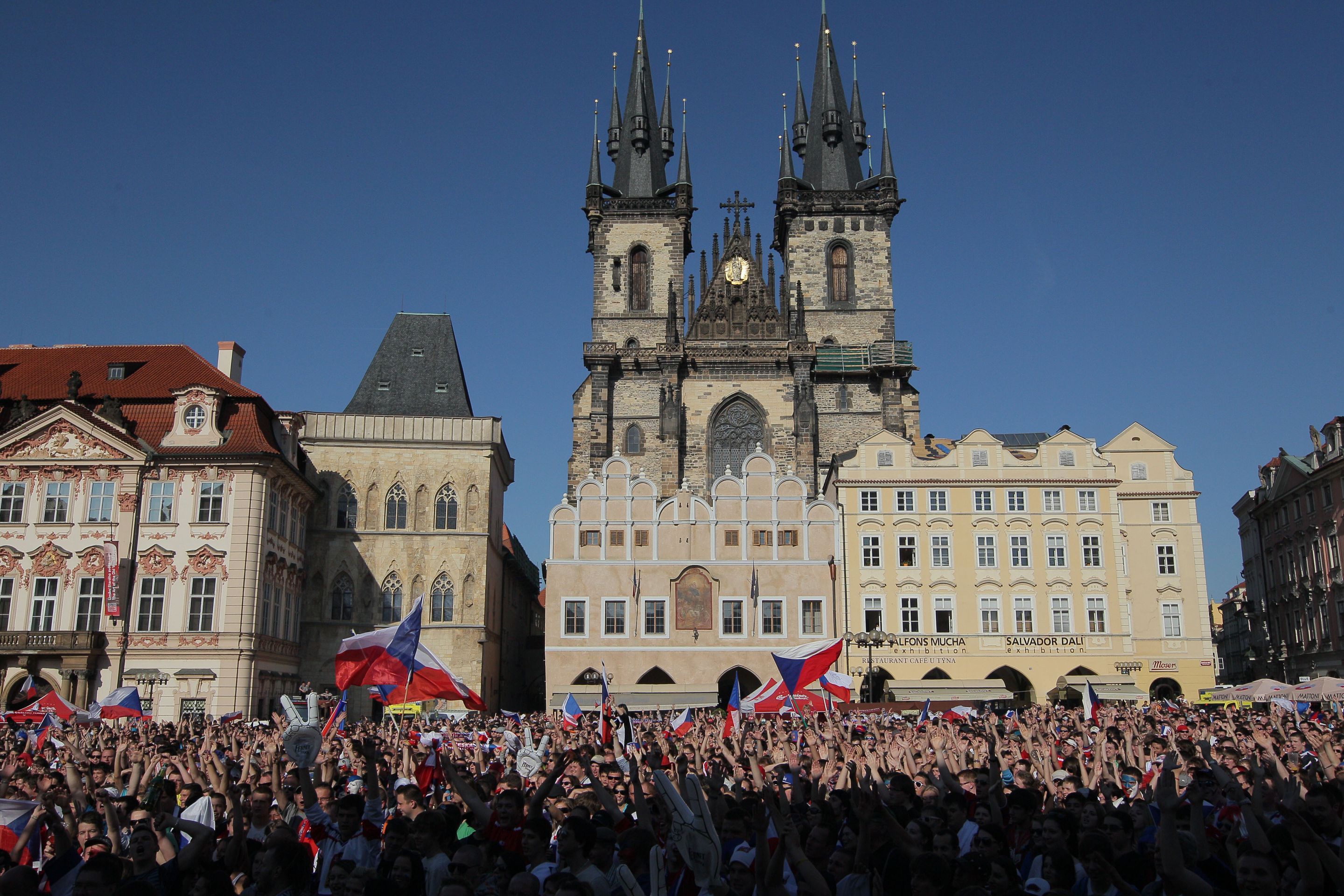 Fanoušci na Staroměstském náměstí - 7 - Fanoušci na Staroměstském náměstí (2/14)