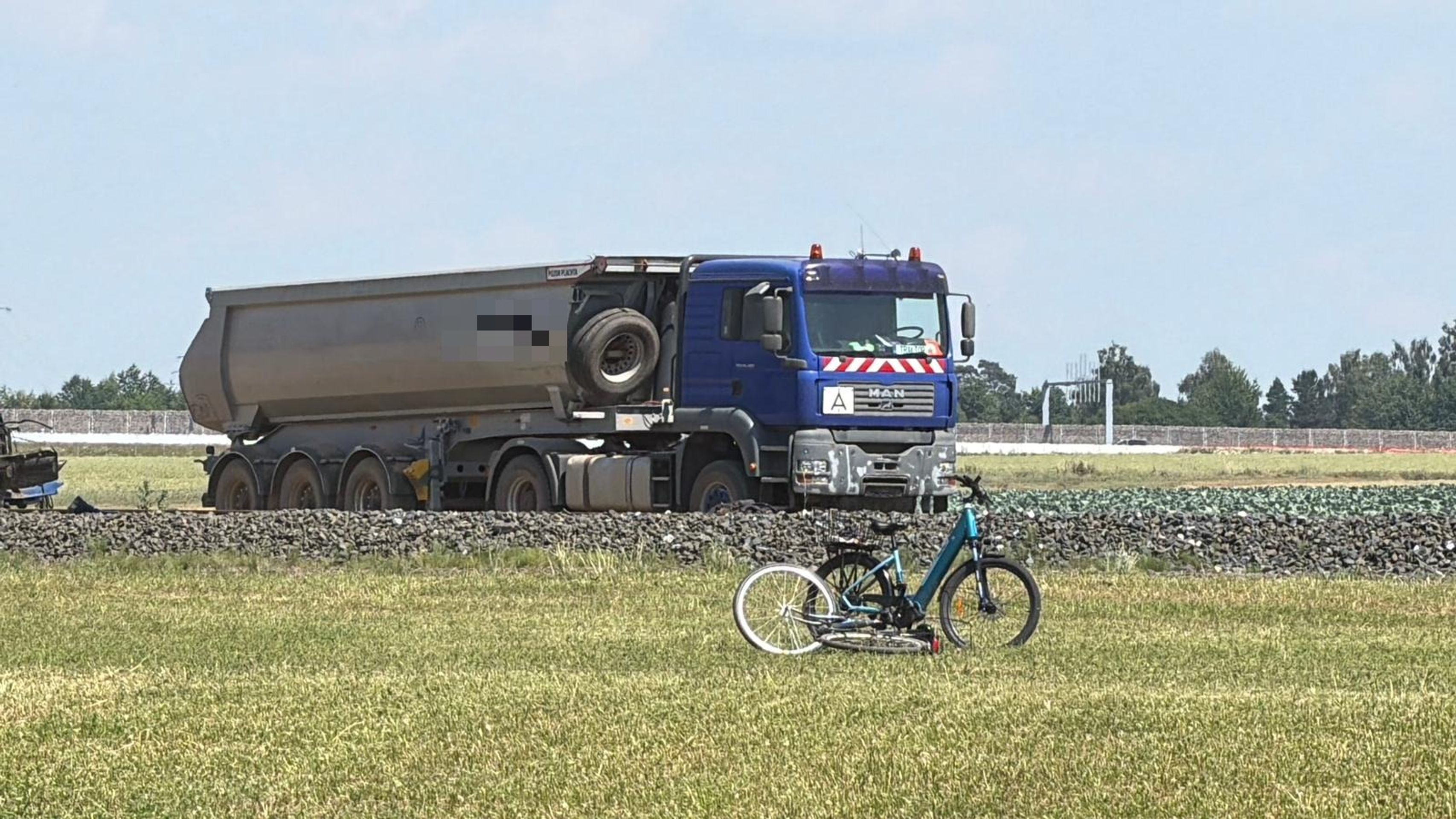 Srážka nákladního automobilu a vlaku, Dobrá Voda u Hořic - Srážka nákladního automobilu a vlaku, Dobrá Voda u Hořic (7/14)