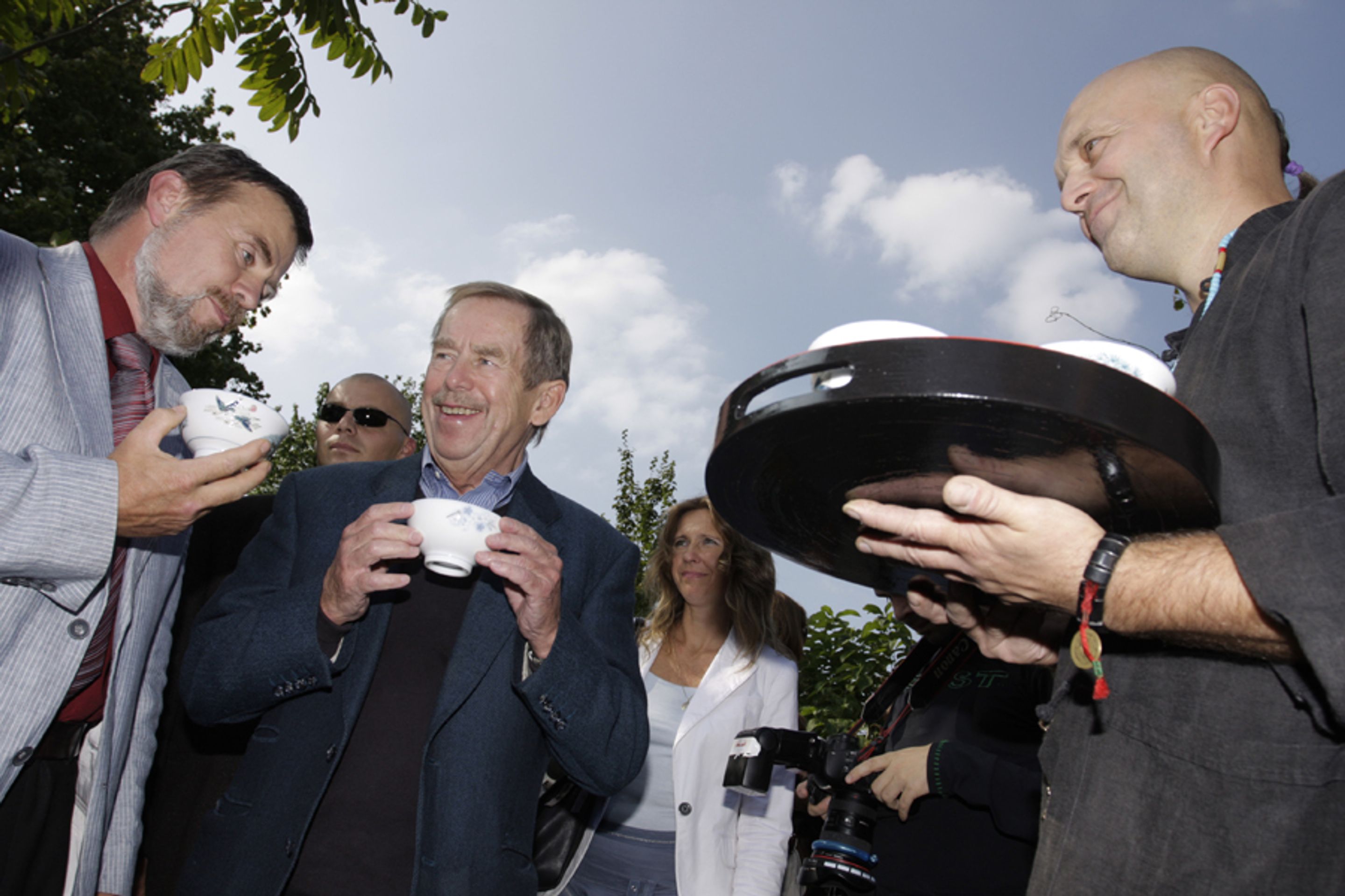 Václav Havel sází sakuru-9 - Galerie: havel (3/10)