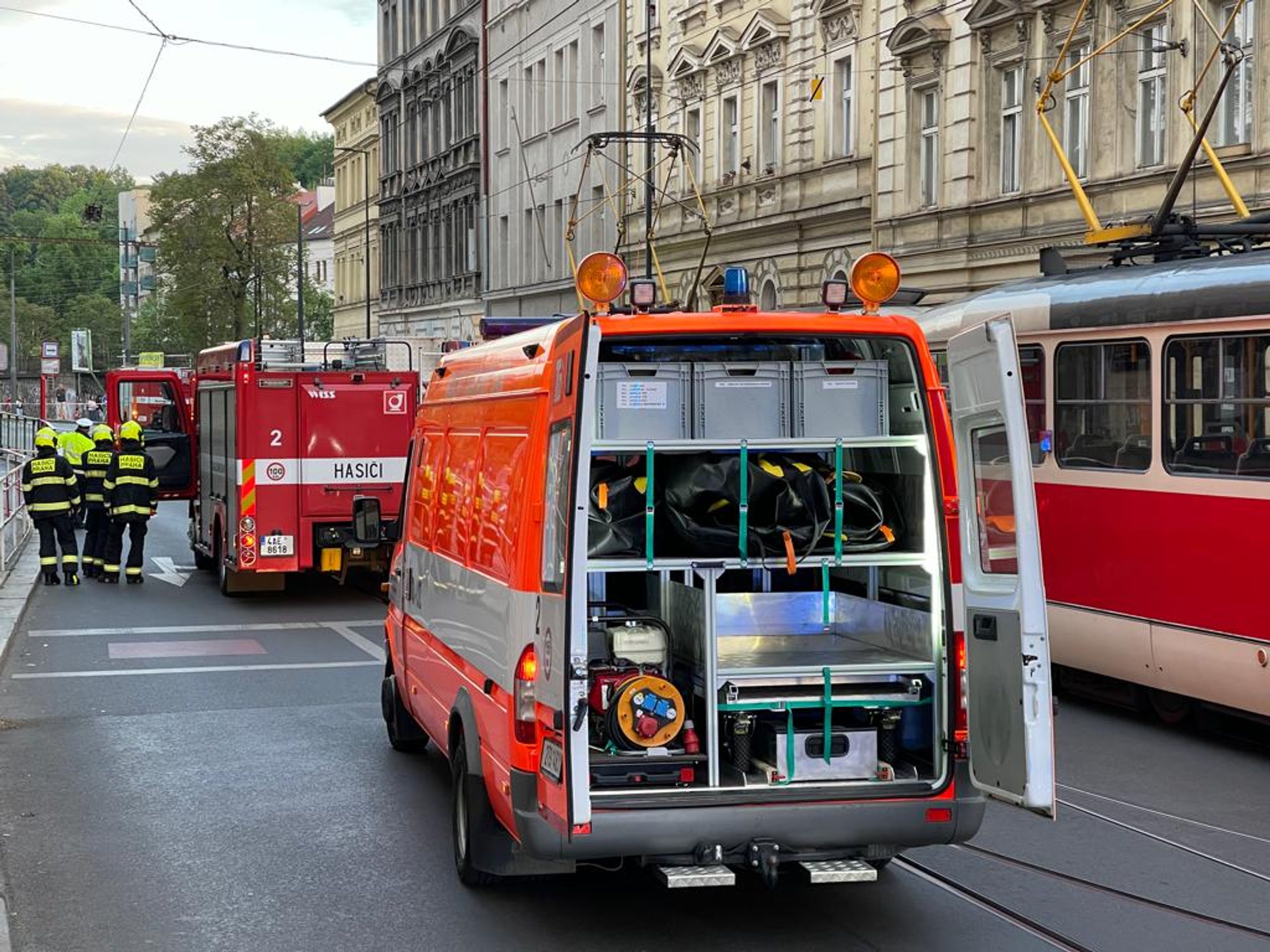 Zabarikádovaný muž v Praze hrozí skokem z okna - Zabarikádovaný muž v Praze hrozí skokem z okna (7/9)